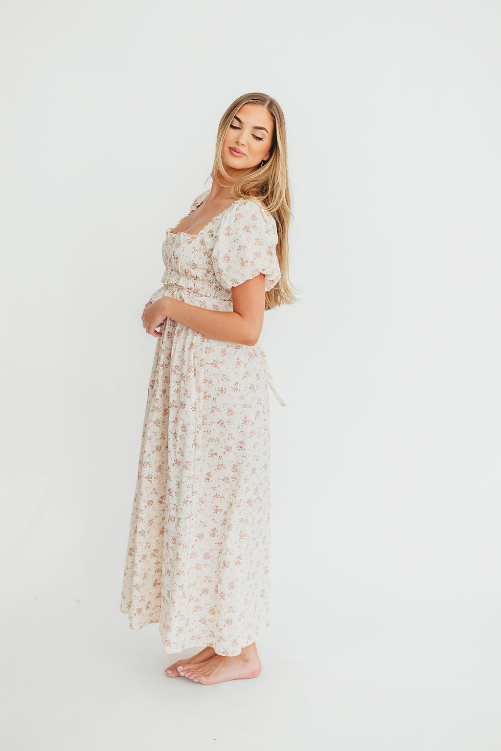 Baumwoll-Midikleid mit Rüschen und Blumenmuster in Rosa – Umstands- & Stillkleid