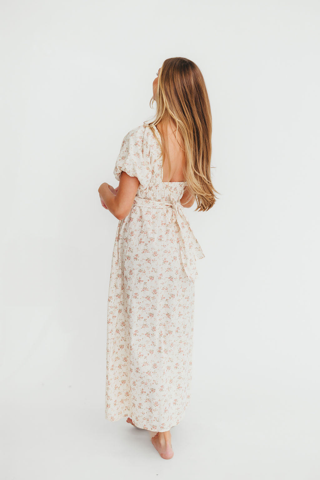 Baumwoll-Midikleid mit Rüschen und Blumenmuster in Rosa – Umstands- & Stillkleid