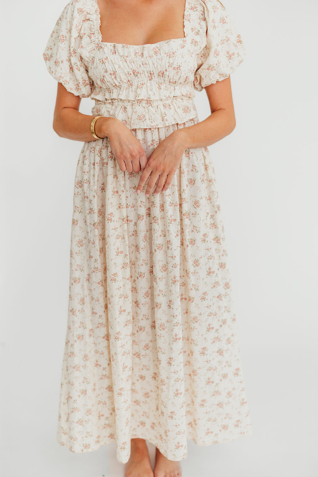 Baumwoll-Midikleid mit Rüschen und Blumenmuster in Rosa – Umstands- & Stillkleid