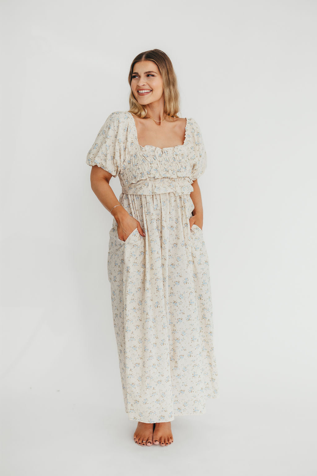 Baumwoll-Midikleid mit Rüschen und Blumenmuster in Creme/Blau – Umstands- & Stillkleid