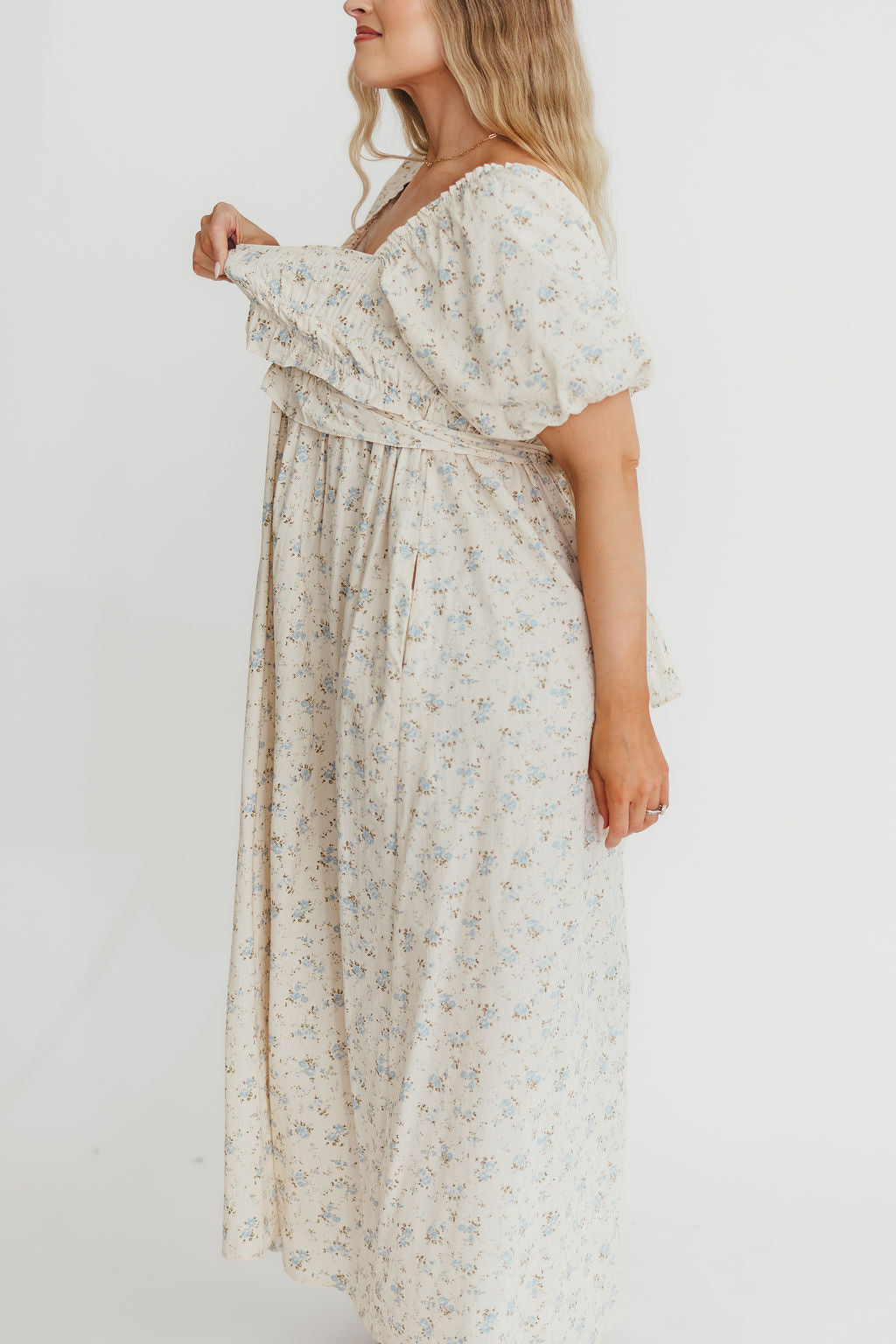 Baumwoll-Midikleid mit Rüschen und Blumenmuster in Creme/Blau – Umstands- & Stillkleid