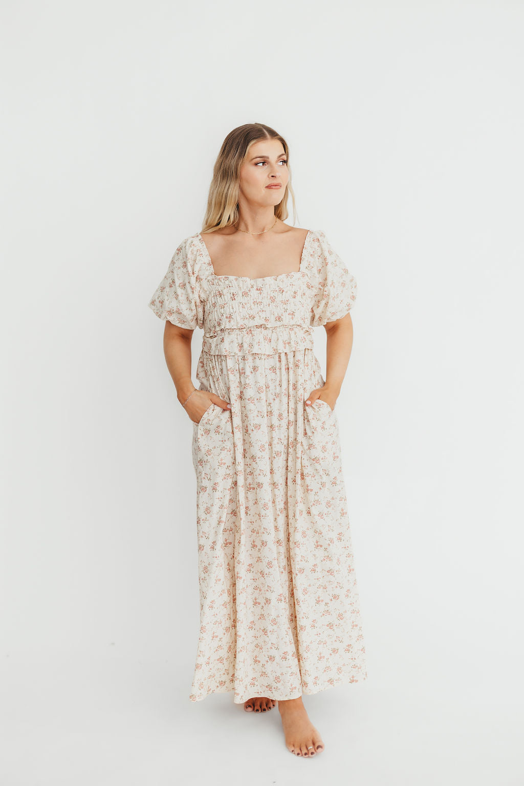 Baumwoll-Midikleid mit Rüschen und Blumenmuster in Rosa – Umstands- & Stillkleid