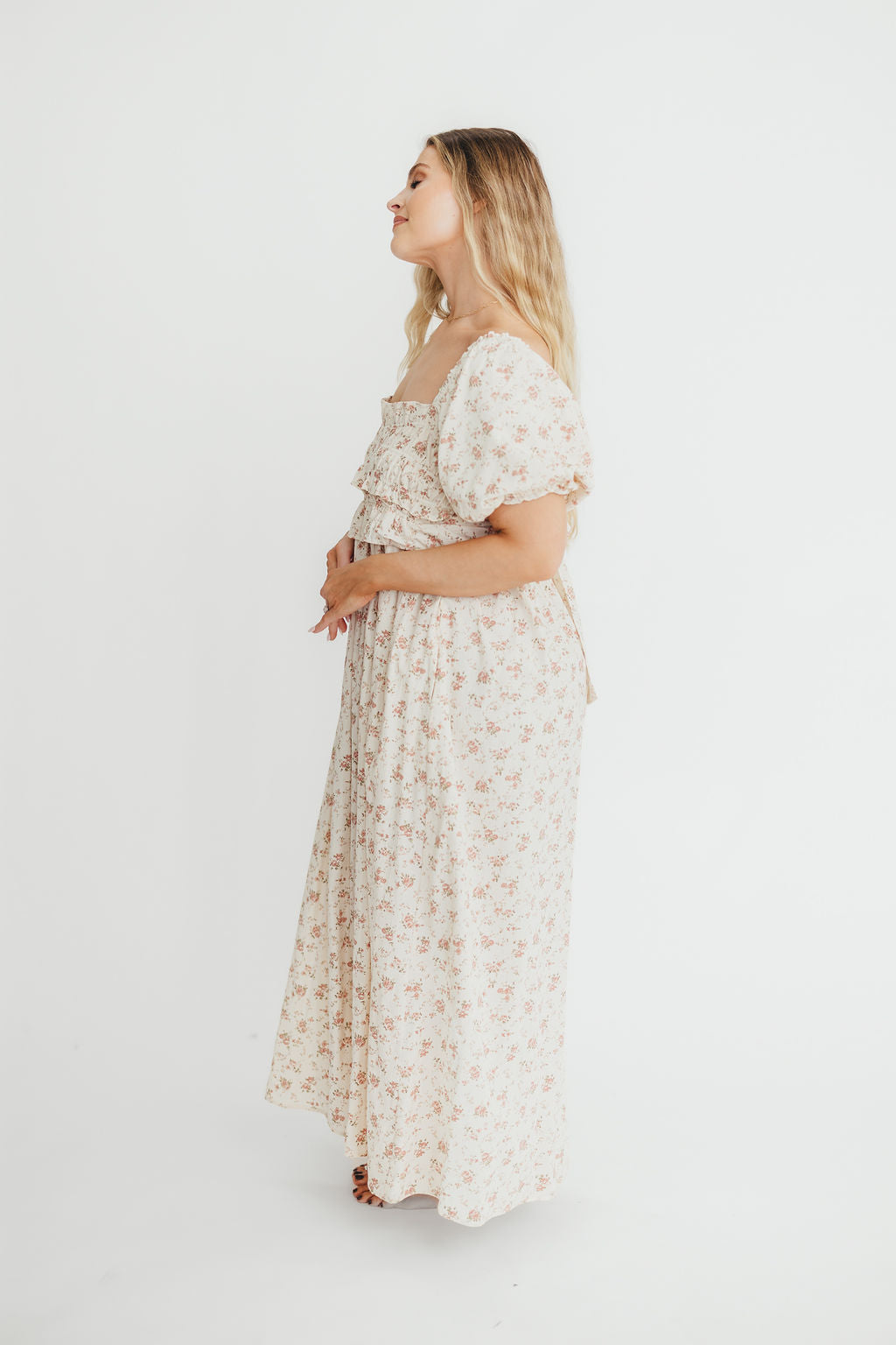 Baumwoll-Midikleid mit Rüschen und Blumenmuster in Rosa – Umstands- & Stillkleid