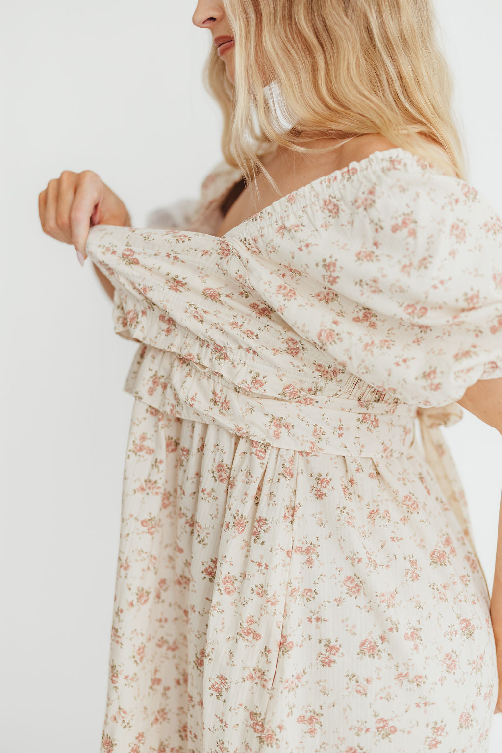 Baumwoll-Midikleid mit Rüschen und Blumenmuster in Rosa – Umstands- & Stillkleid