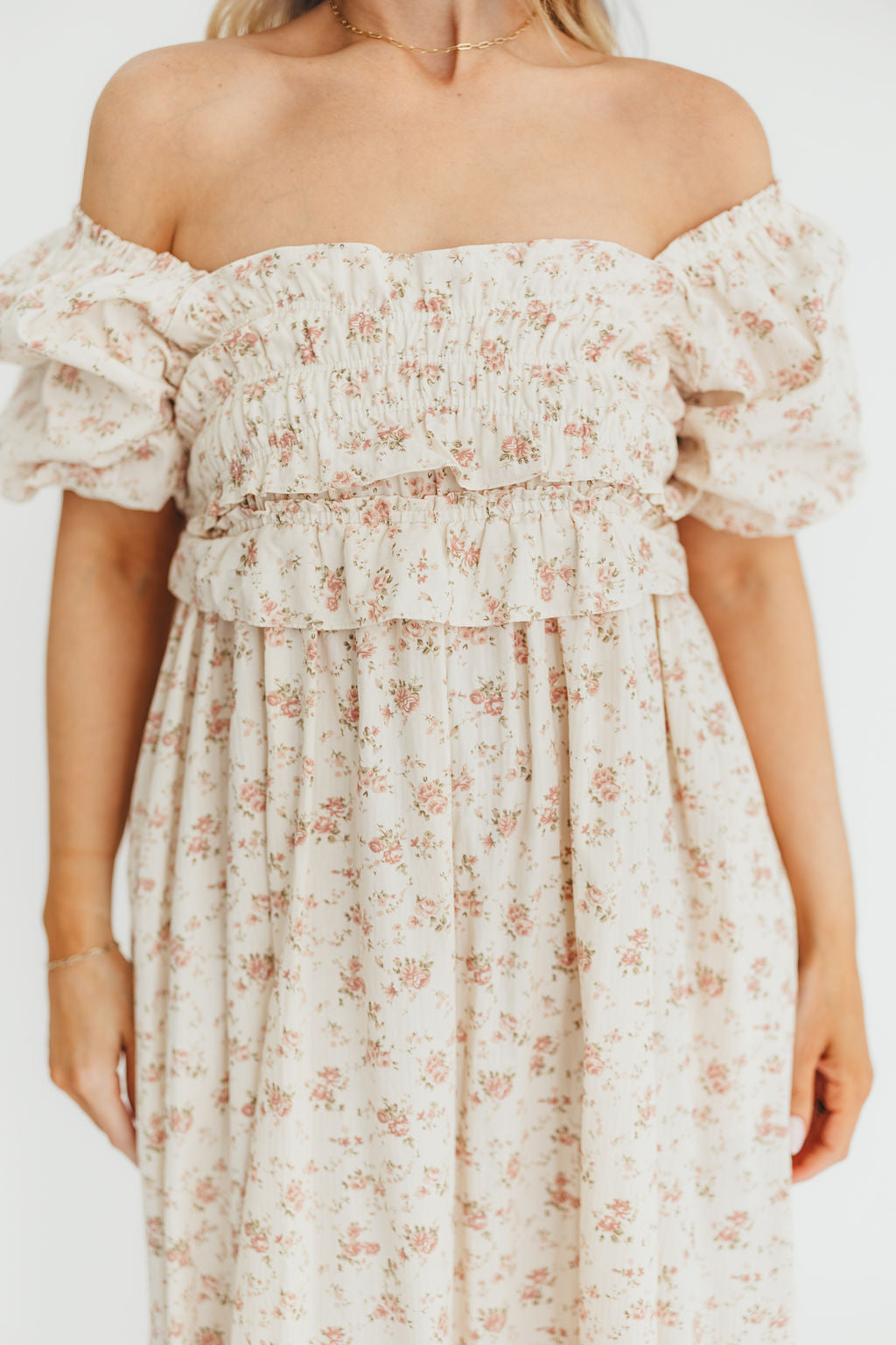 Baumwoll-Midikleid mit Rüschen und Blumenmuster in Rosa – Umstands- & Stillkleid