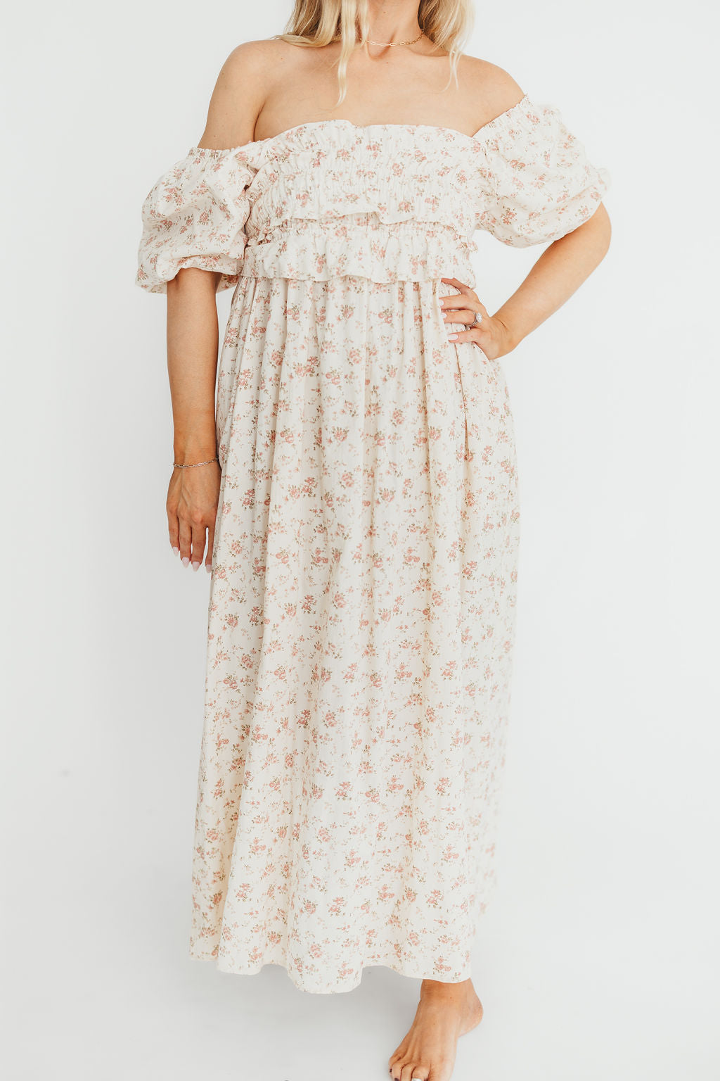 Baumwoll-Midikleid mit Rüschen und Blumenmuster in Rosa – Umstands- & Stillkleid