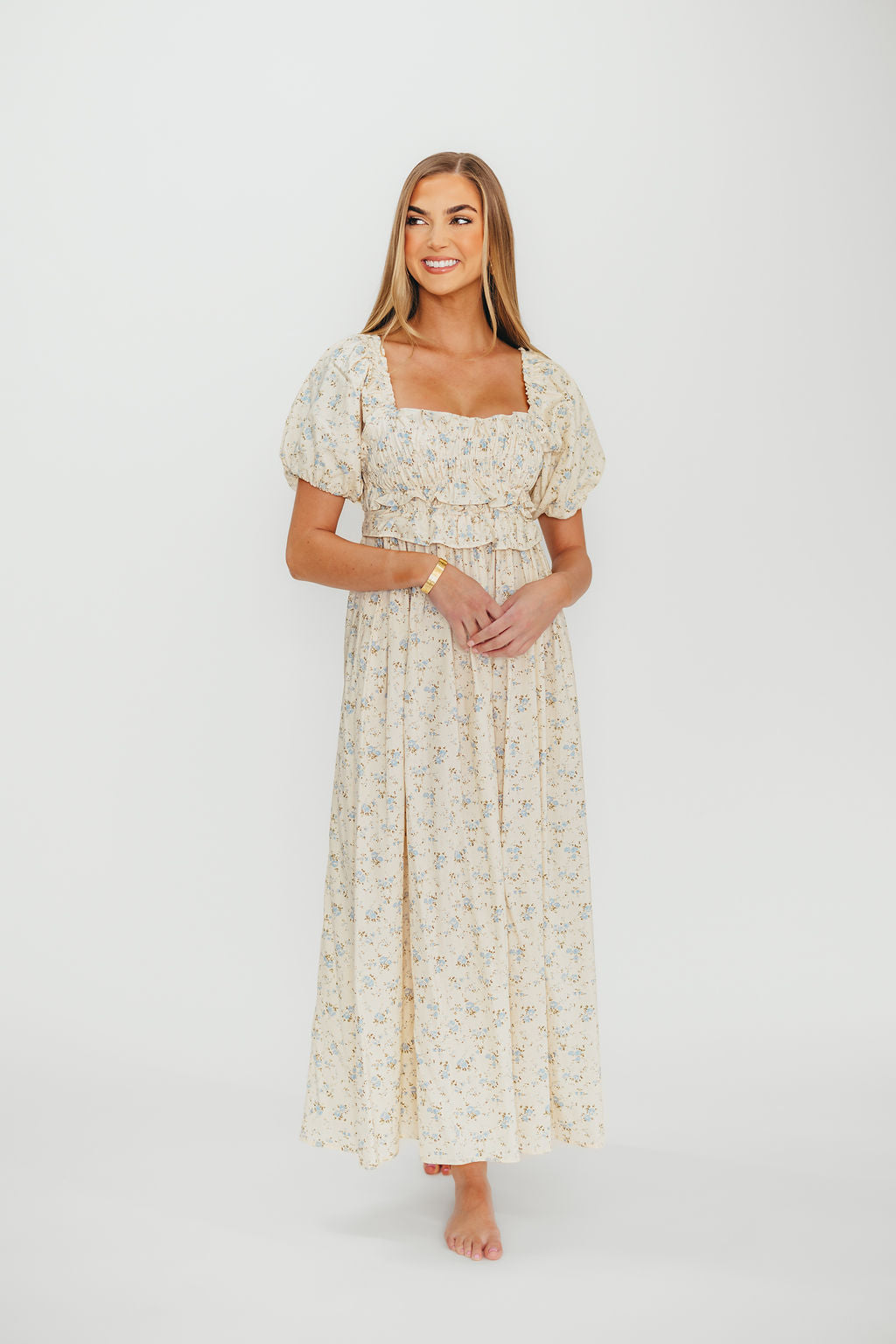 Baumwoll-Midikleid mit Rüschen und Blumenmuster in Creme/Blau – Umstands- & Stillkleid