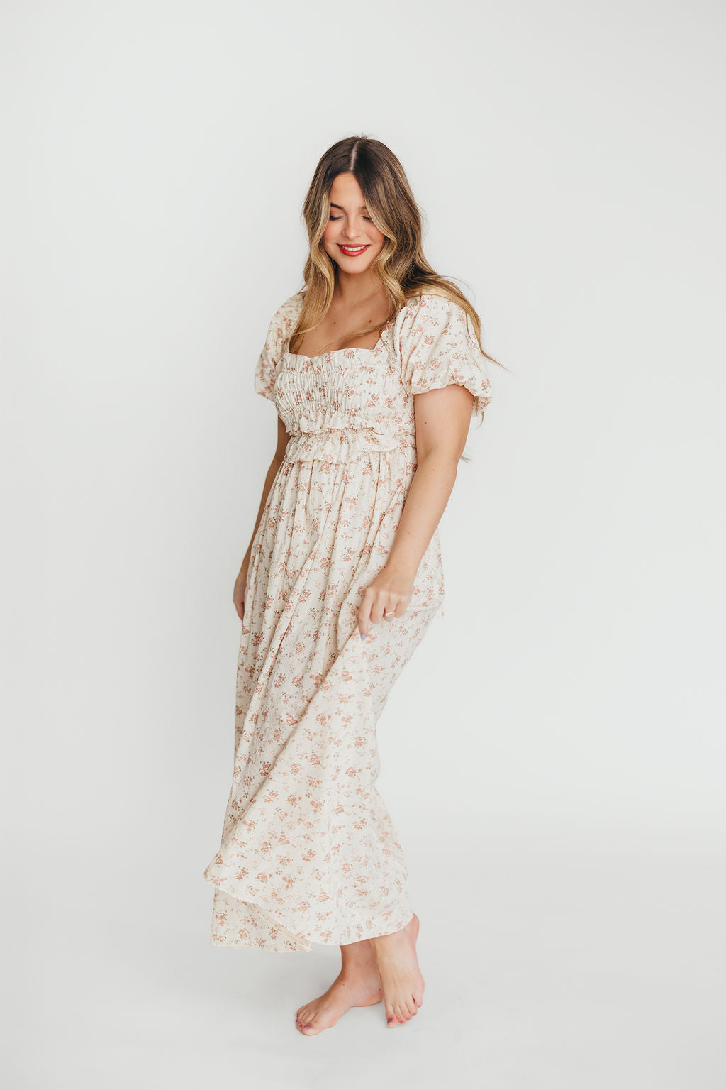 Baumwoll-Midikleid mit Rüschen und Blumenmuster in Rosa – Umstands- & Stillkleid