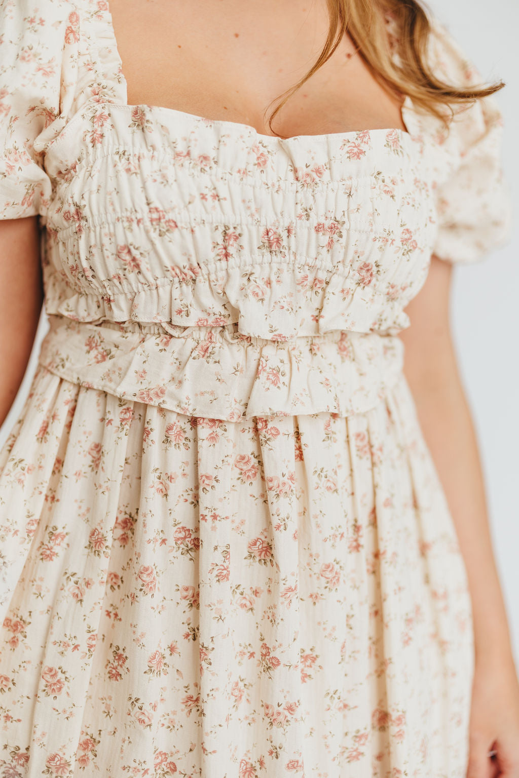 Baumwoll-Midikleid mit Rüschen und Blumenmuster in Rosa – Umstands- & Stillkleid