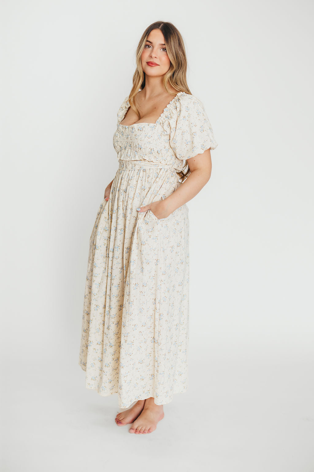 Baumwoll-Midikleid mit Rüschen und Blumenmuster in Creme/Blau – Umstands- & Stillkleid