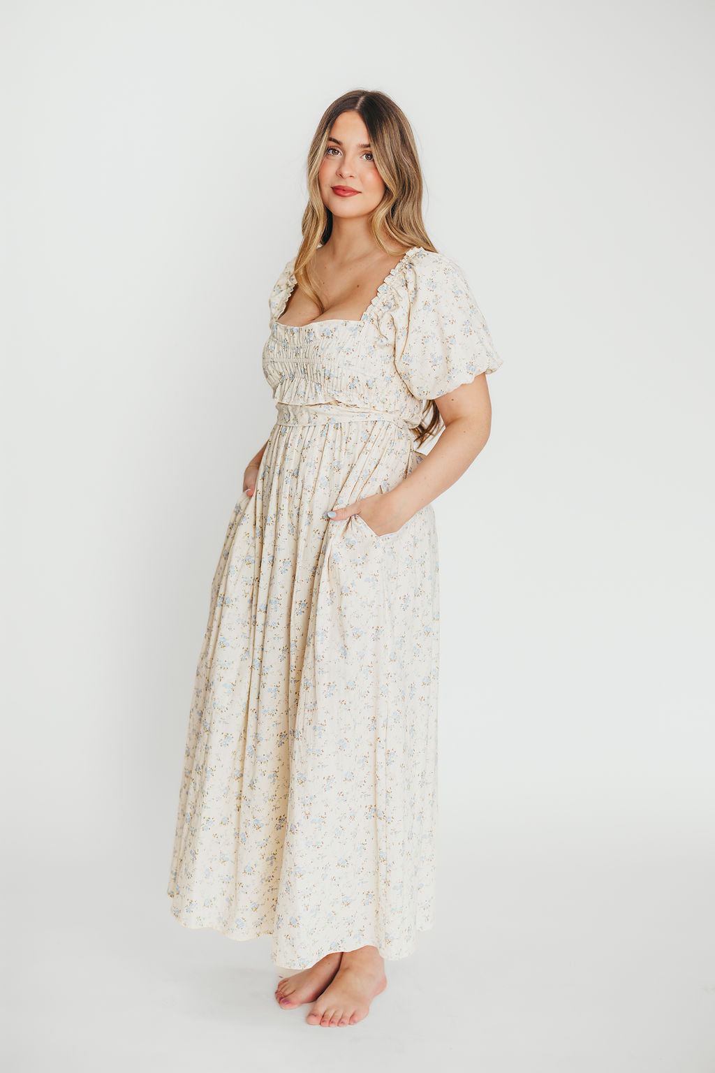 Baumwoll-Midikleid mit Rüschen und Blumenmuster in Creme/Blau – Umstands- & Stillkleid