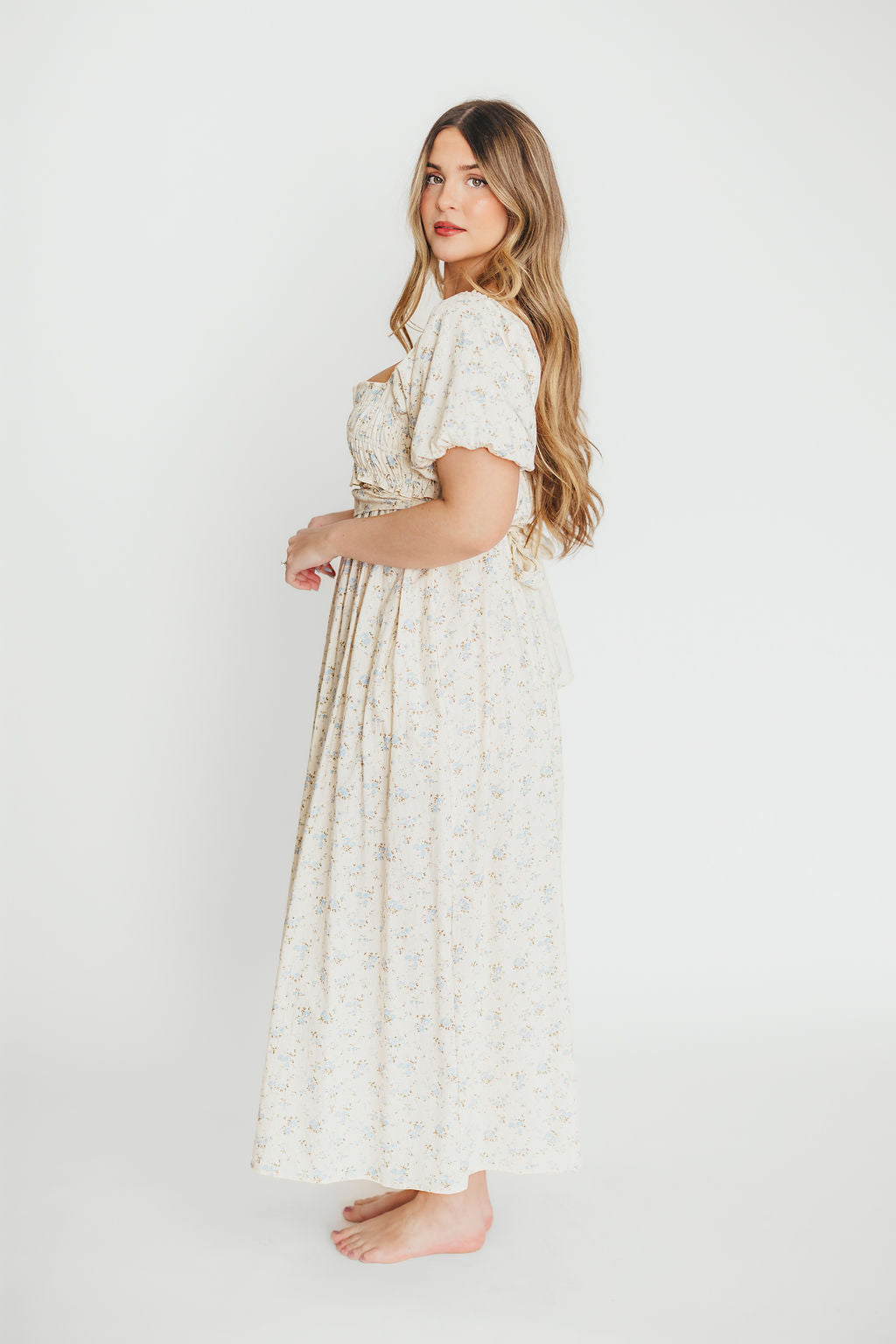 Baumwoll-Midikleid mit Rüschen und Blumenmuster in Creme/Blau – Umstands- & Stillkleid