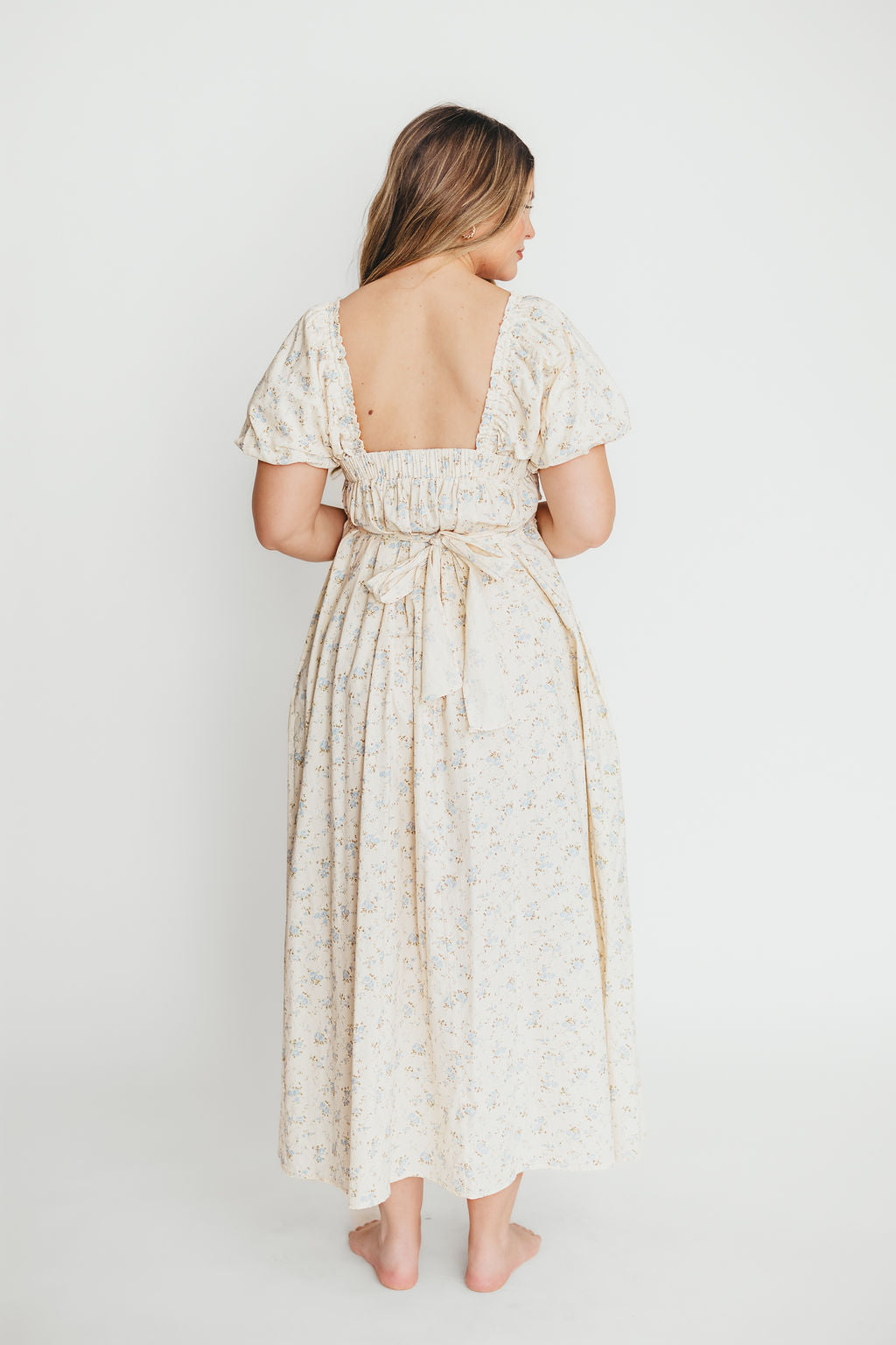 Baumwoll-Midikleid mit Rüschen und Blumenmuster in Creme/Blau – Umstands- & Stillkleid