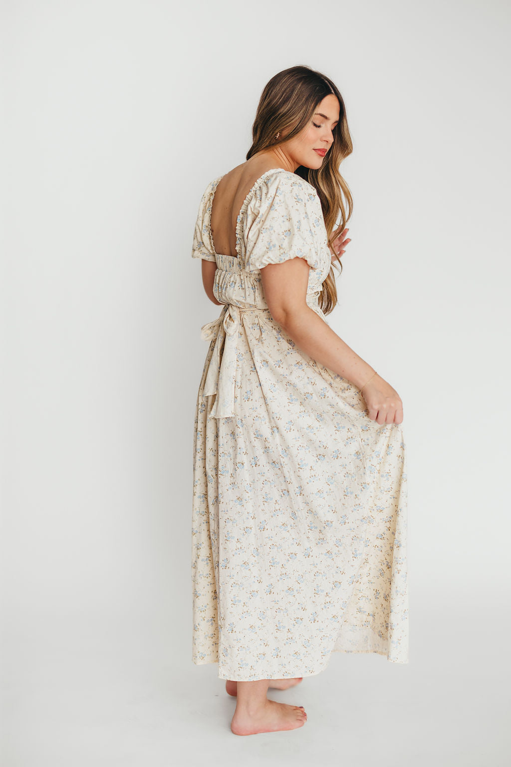 Baumwoll-Midikleid mit Rüschen und Blumenmuster in Creme/Blau – Umstands- & Stillkleid