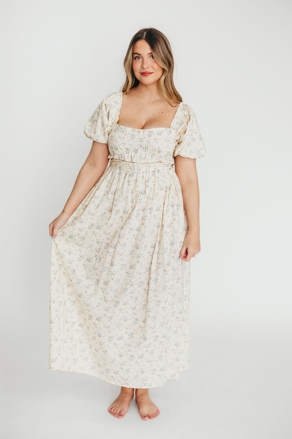 Baumwoll-Midikleid mit Rüschen und Blumenmuster in Creme/Blau – Umstands- & Stillkleid