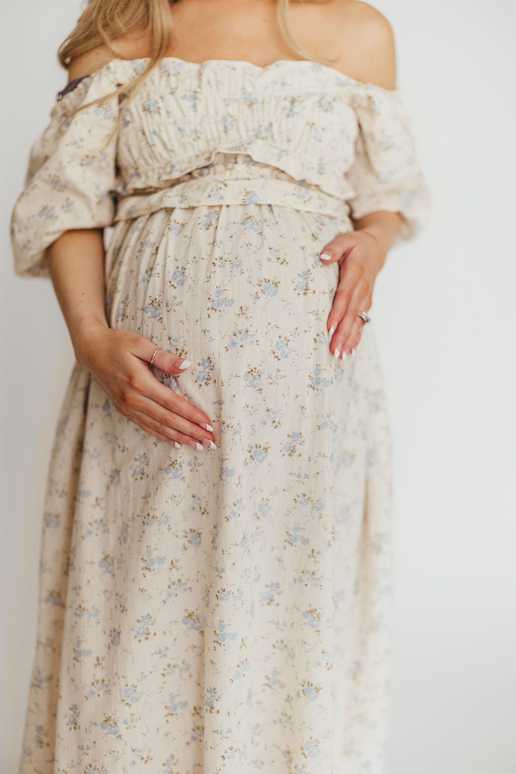 Baumwoll-Midikleid mit Rüschen und Blumenmuster in Creme/Blau – Umstands- & Stillkleid