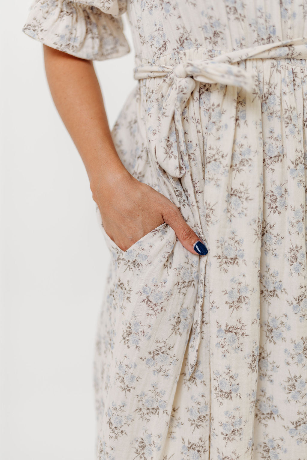 Baumwoll-Maxikleid mit Blumenmuster & Bindegürtel – Umstands- & Stillkleid