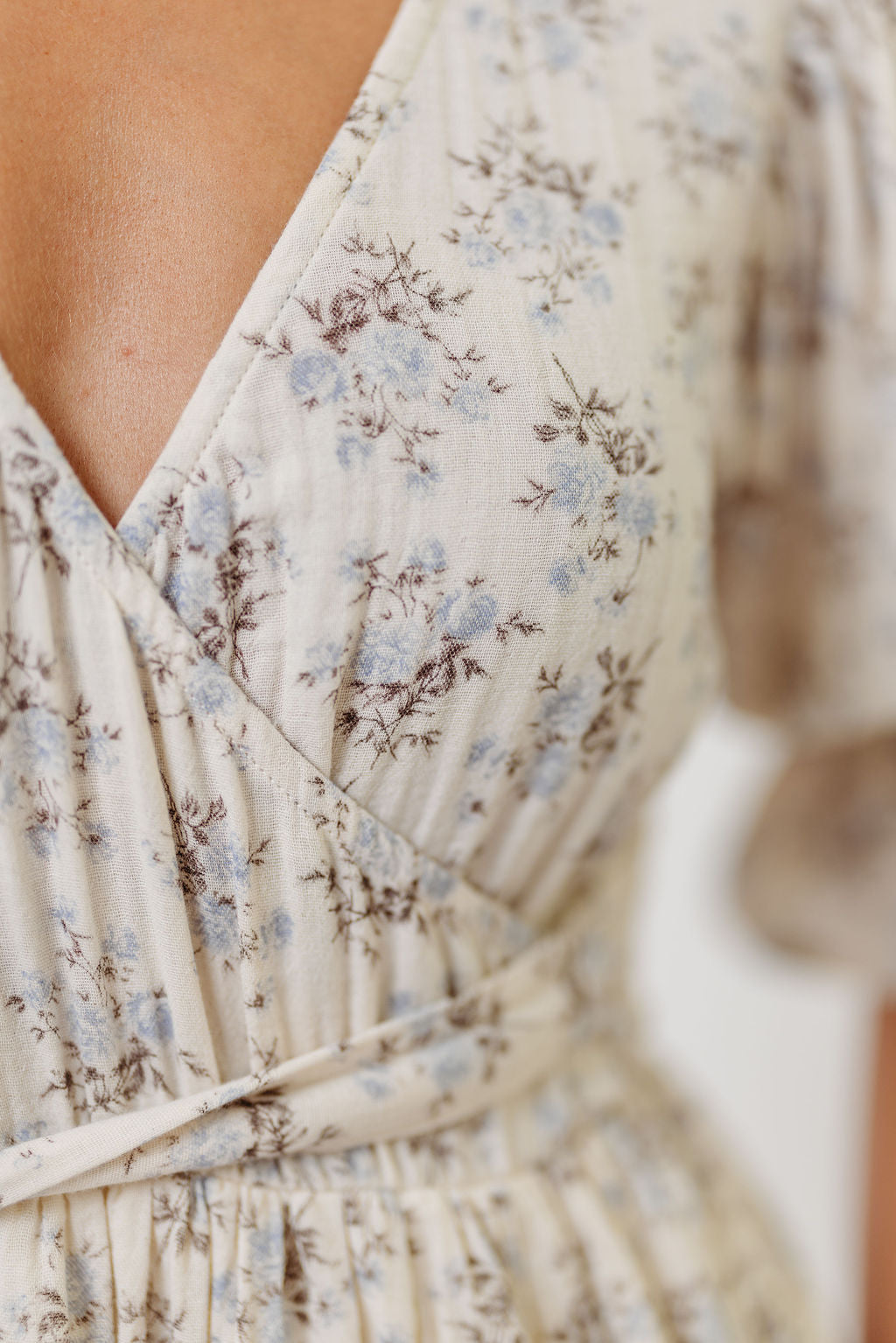 Baumwoll-Maxikleid mit Blumenmuster & Bindegürtel – Umstands- & Stillkleid