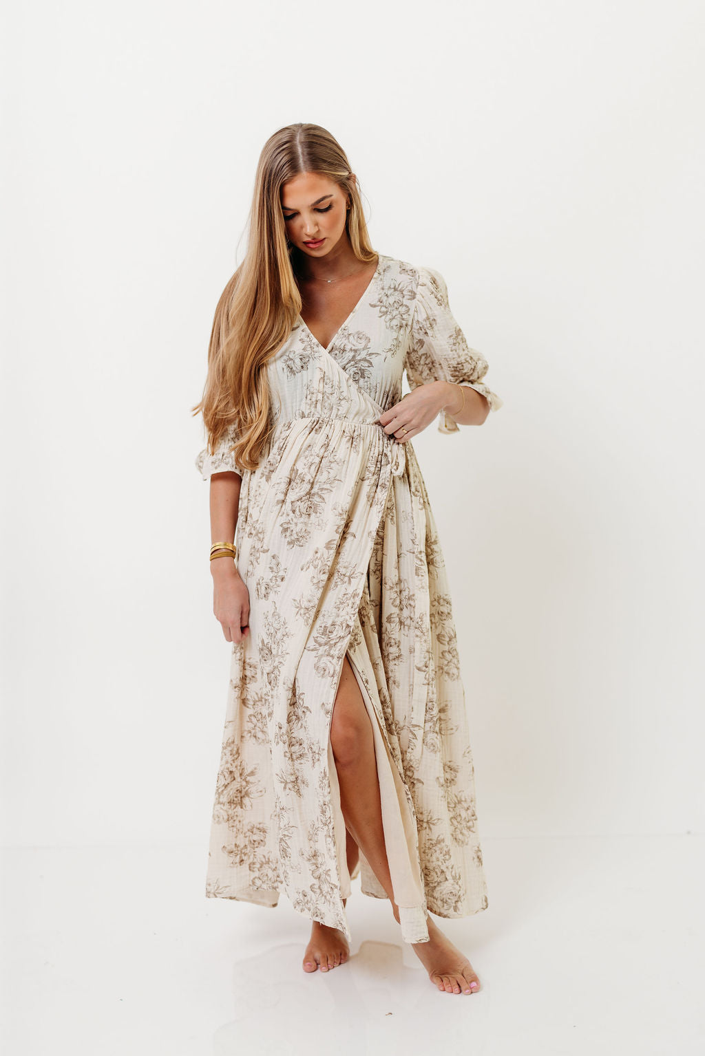 Baumwoll-Maxikleid mit Blumenmuster in Braun – Umstands- & Stillkleid