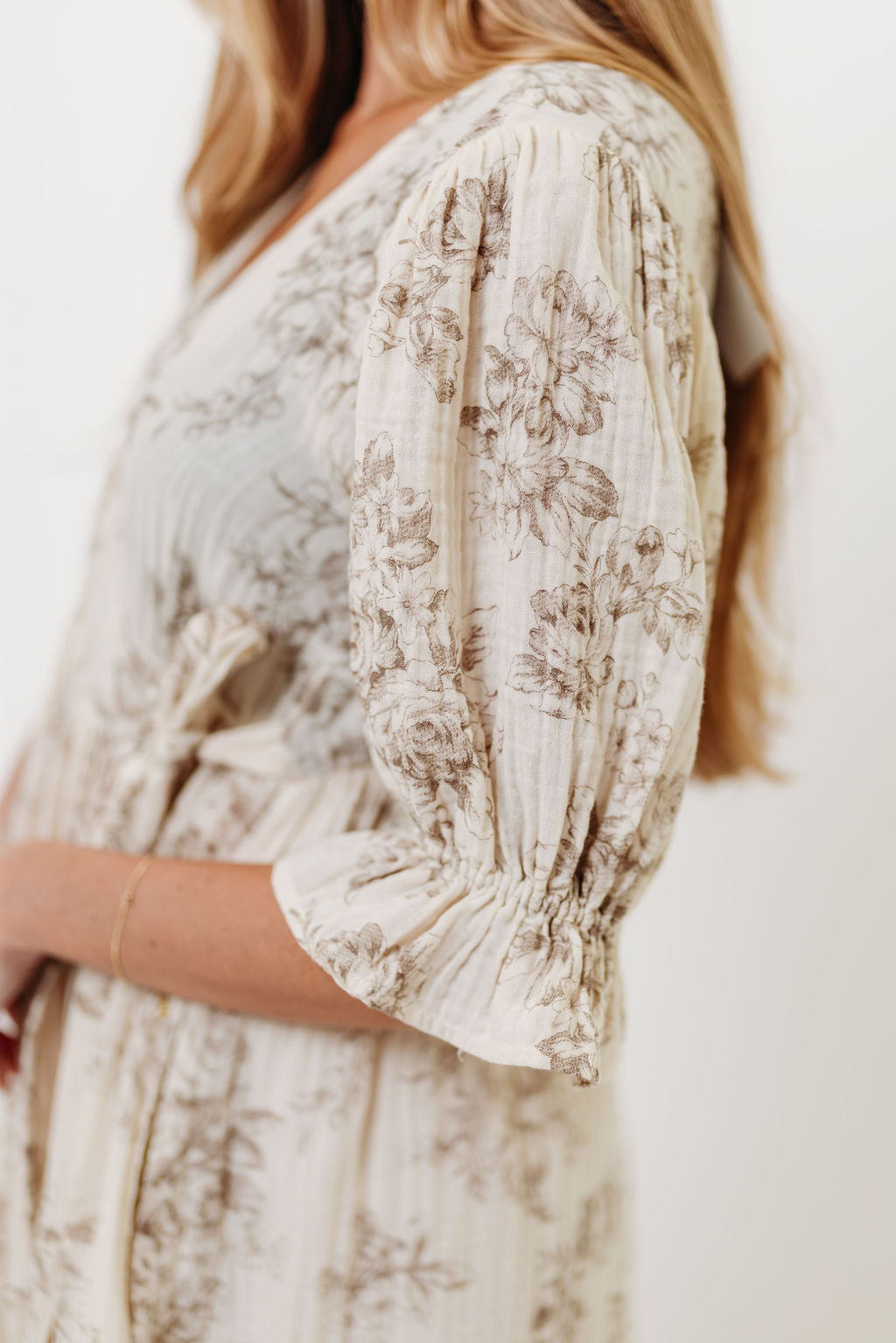 Baumwoll-Maxikleid mit Blumenmuster in Braun – Umstands- & Stillkleid