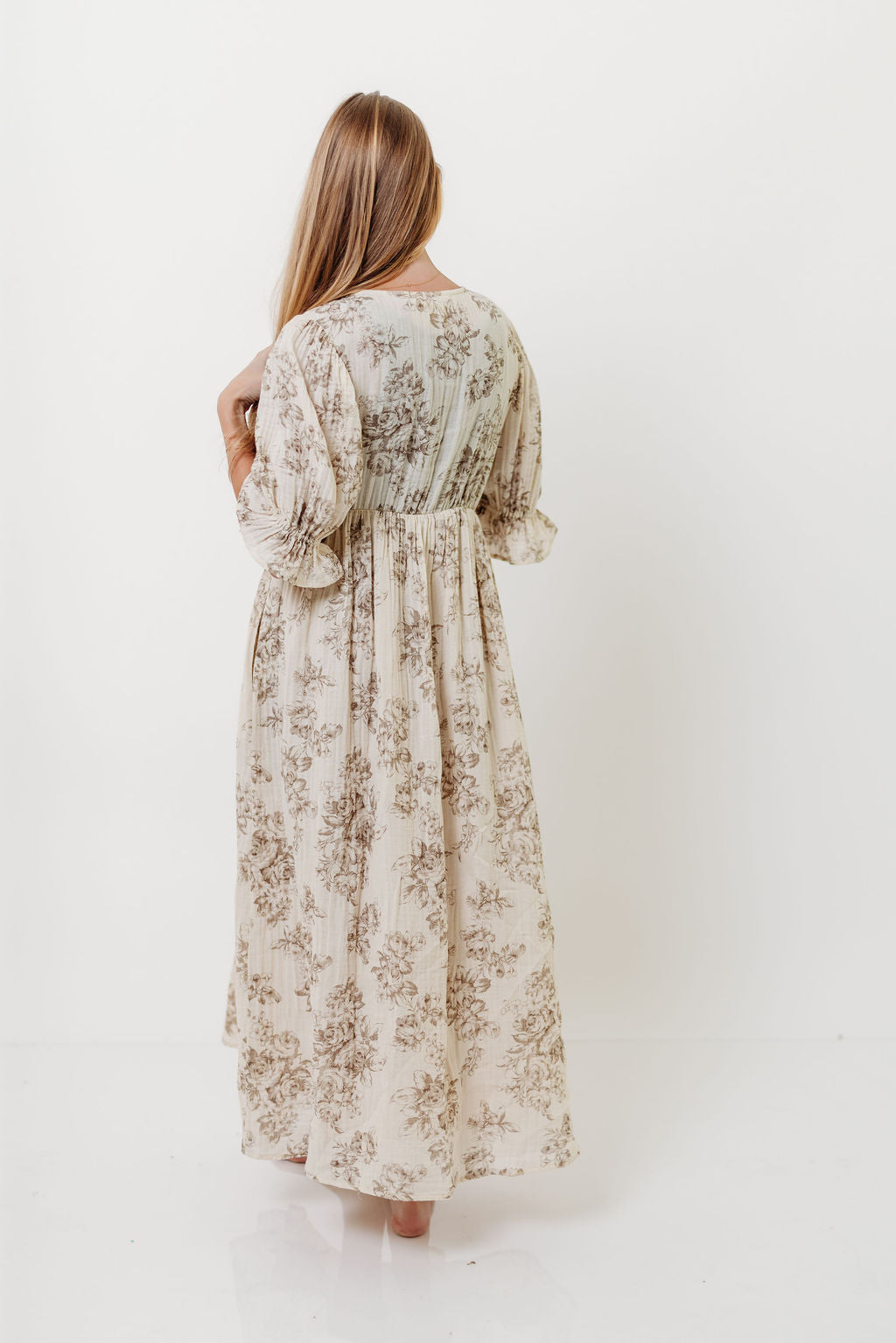 Baumwoll-Maxikleid mit Blumenmuster in Braun – Umstands- & Stillkleid