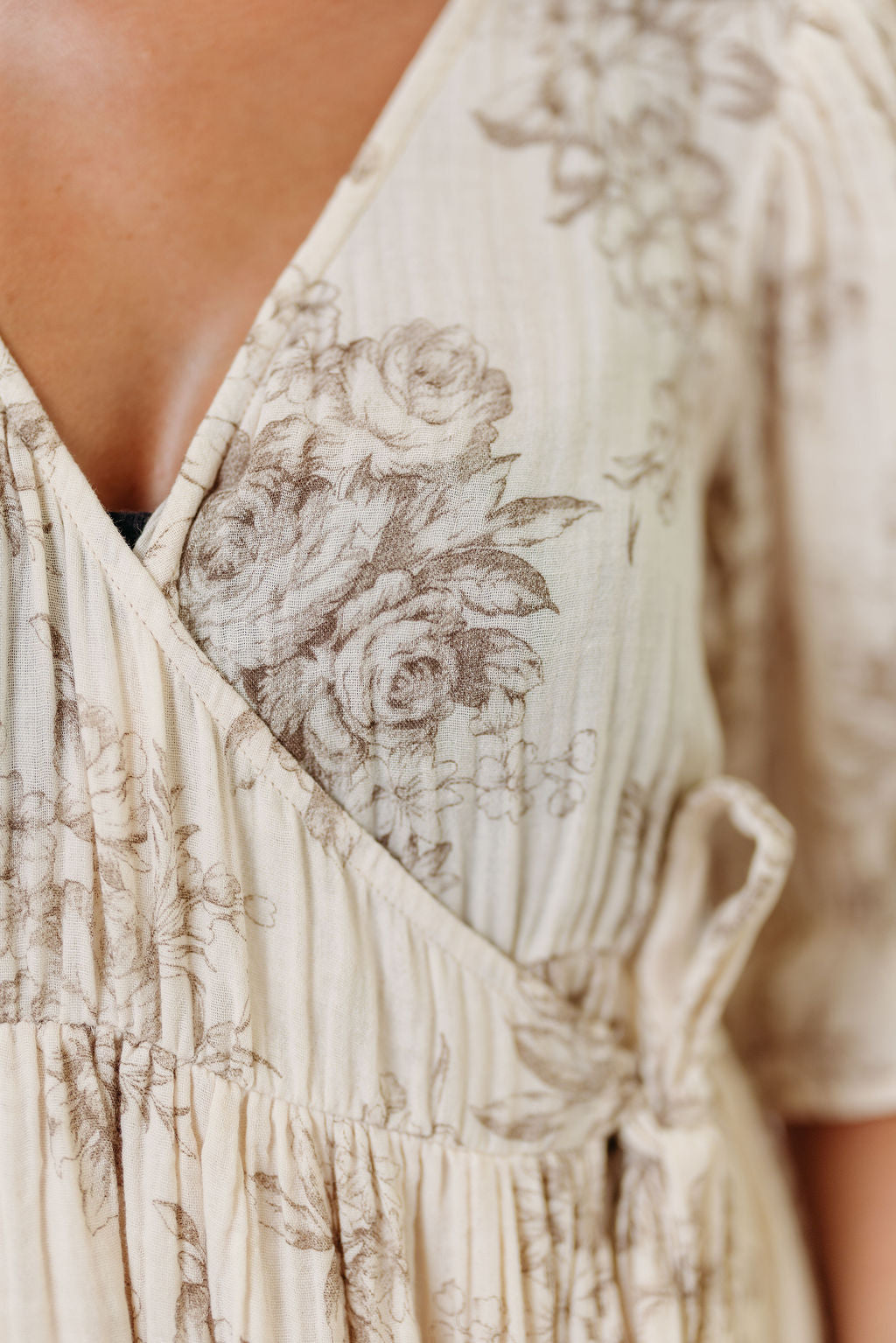 Baumwoll-Maxikleid mit Blumenmuster in Braun – Umstands- & Stillkleid