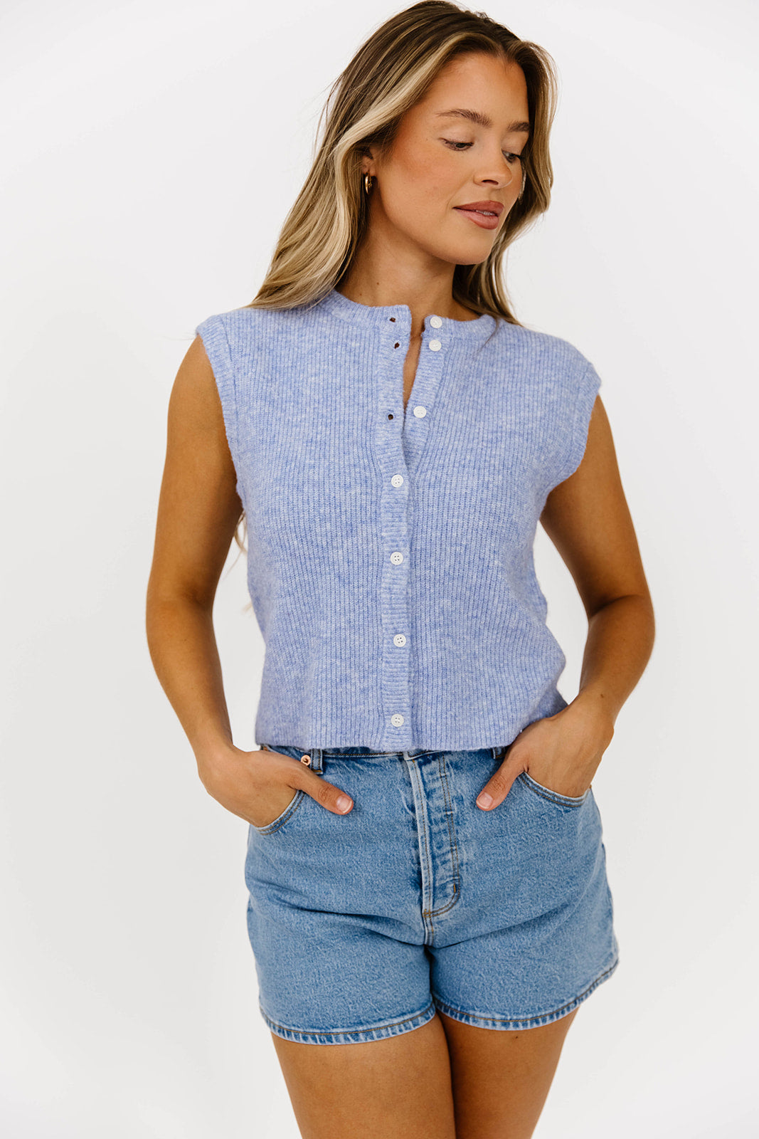 Ärmellose Strickweste in Hellblau mit Knopfleiste – Geripptes Design