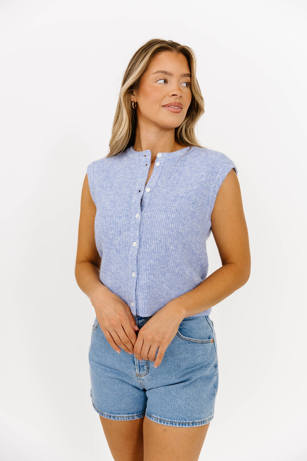 Ärmellose Strickweste in Hellblau mit Knopfleiste – Geripptes Design