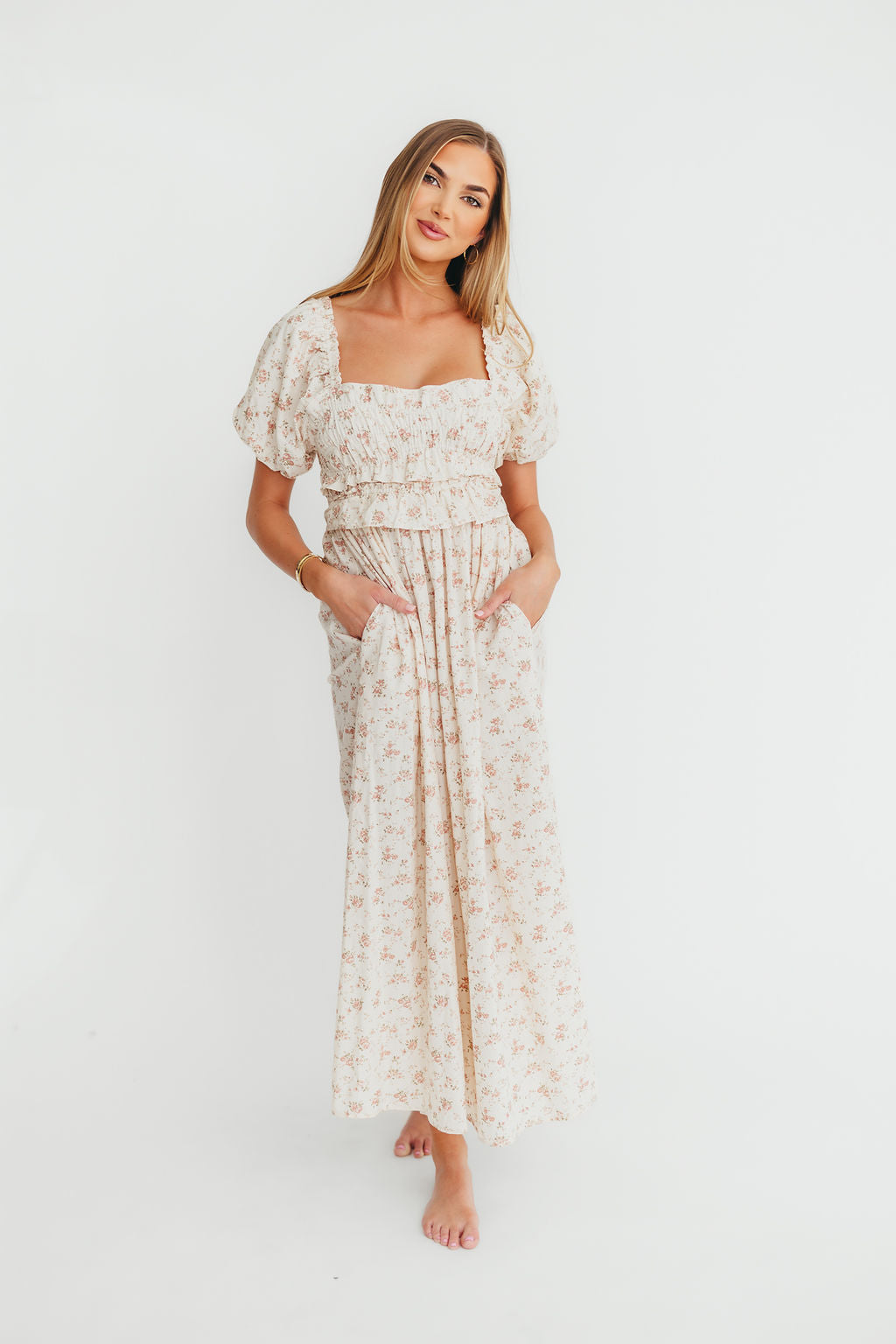 Baumwoll-Midikleid mit Rüschen und Blumenmuster in Rosa – Umstands- & Stillkleid