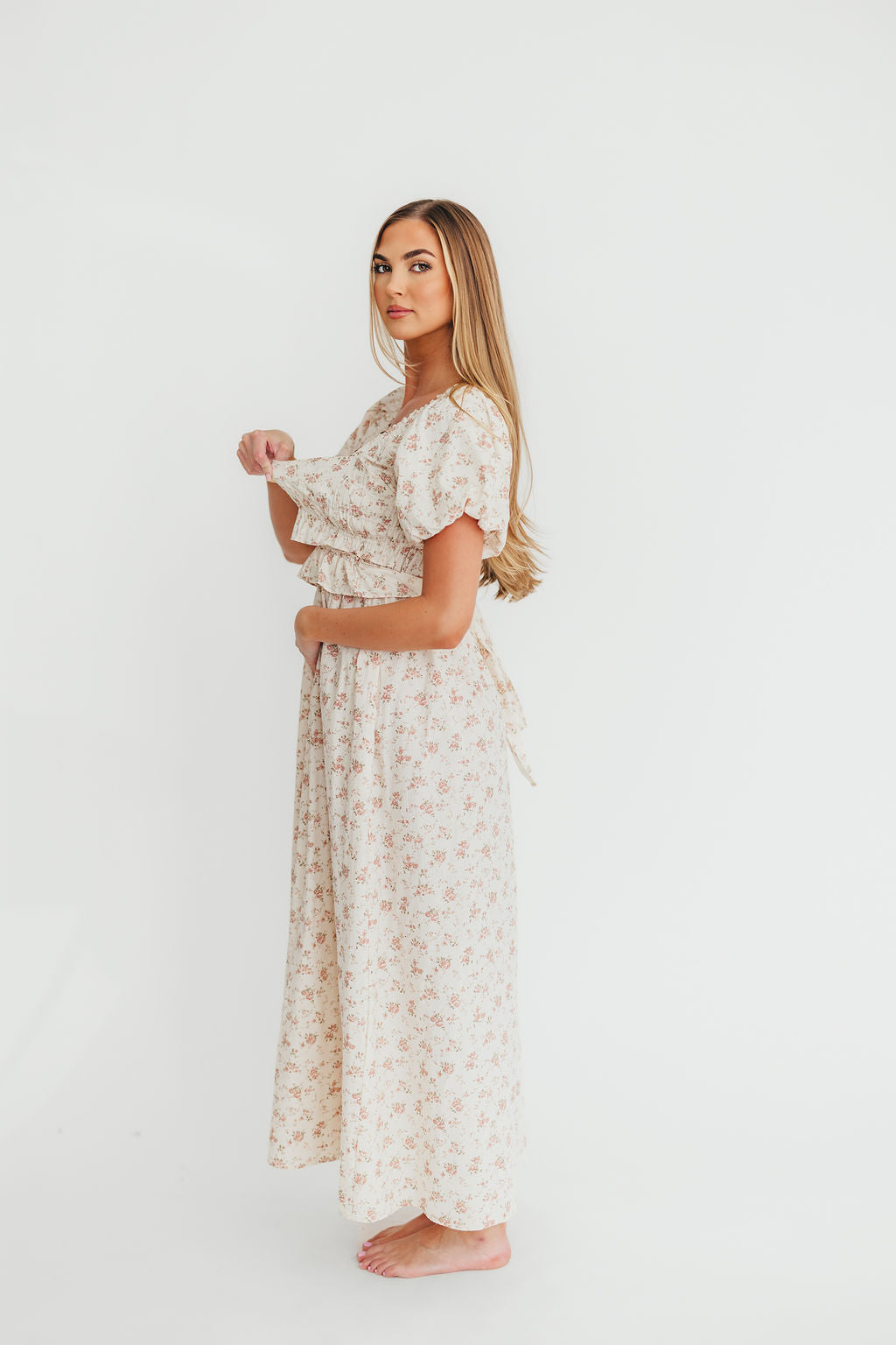 Baumwoll-Midikleid mit Rüschen und Blumenmuster in Rosa – Umstands- & Stillkleid