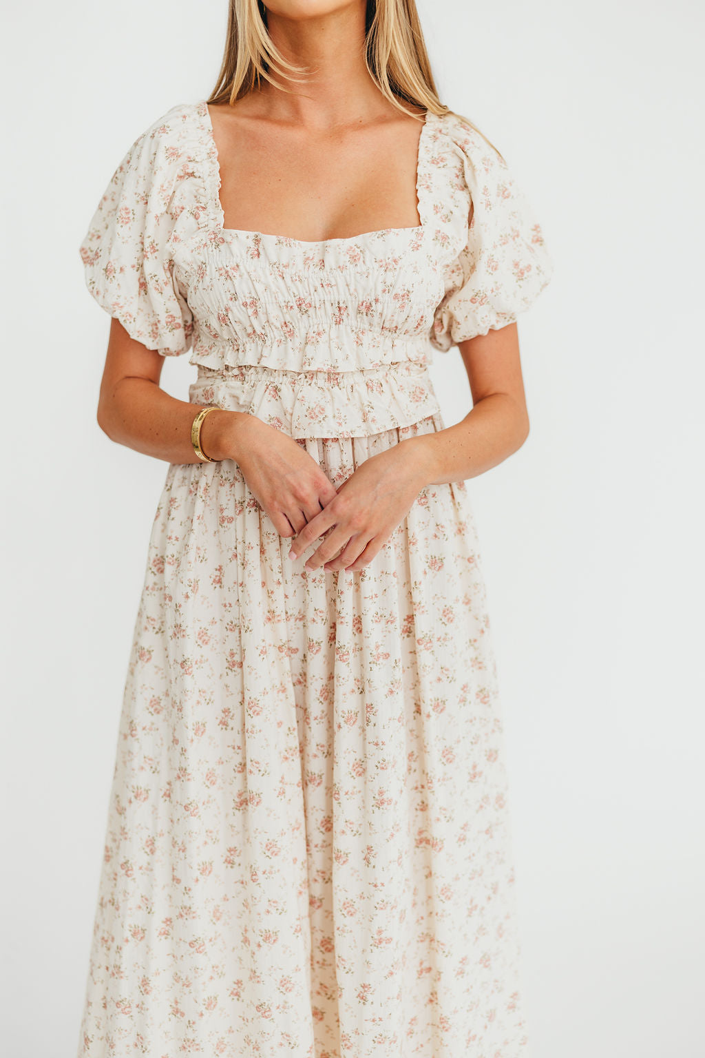 Baumwoll-Midikleid mit Rüschen und Blumenmuster in Rosa – Umstands- & Stillkleid