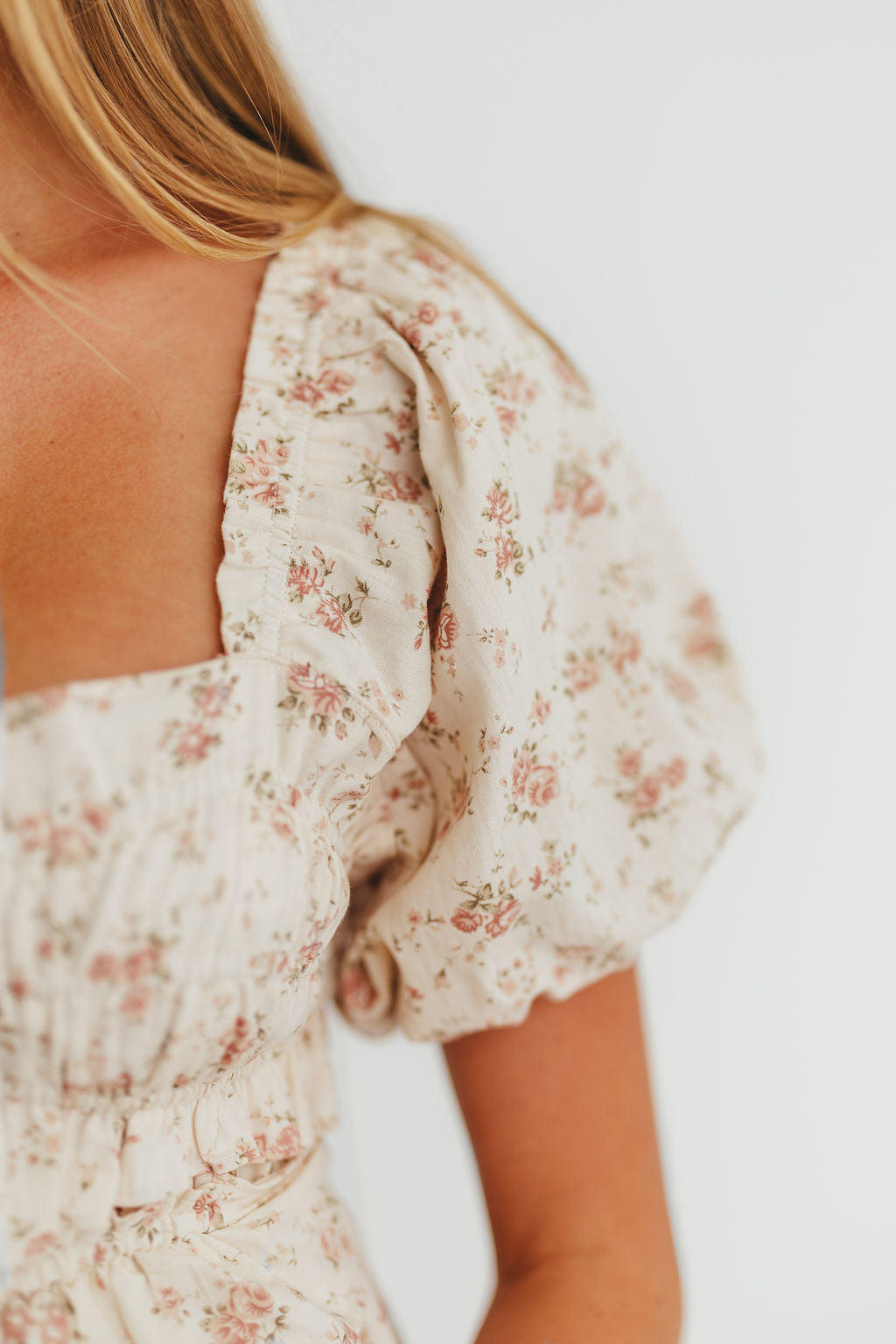 Baumwoll-Midikleid mit Rüschen und Blumenmuster in Rosa – Umstands- & Stillkleid