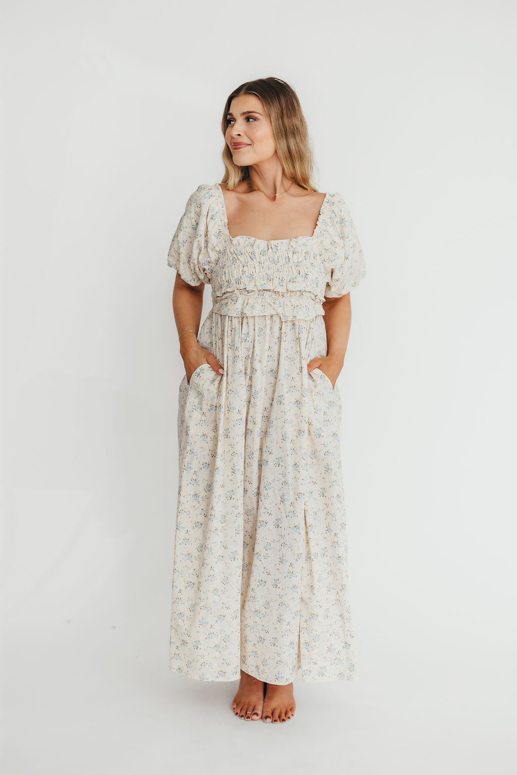 Baumwoll-Midikleid mit Rüschen und Blumenmuster in Creme/Blau – Umstands- & Stillkleid