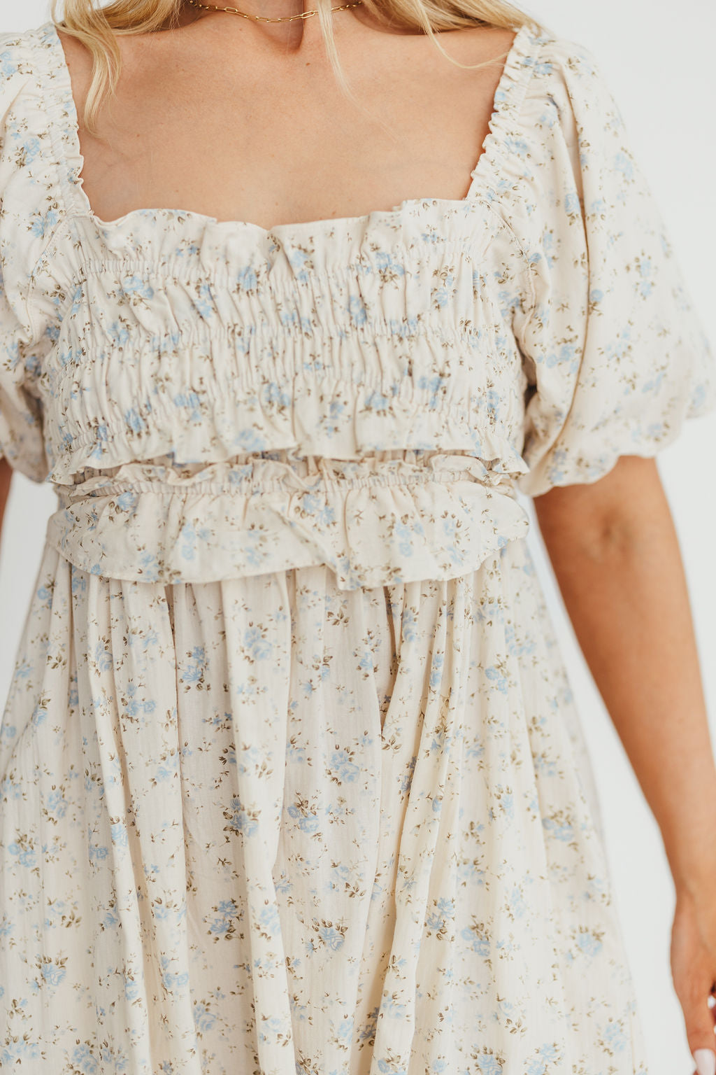 Baumwoll-Midikleid mit Rüschen und Blumenmuster in Creme/Blau – Umstands- & Stillkleid