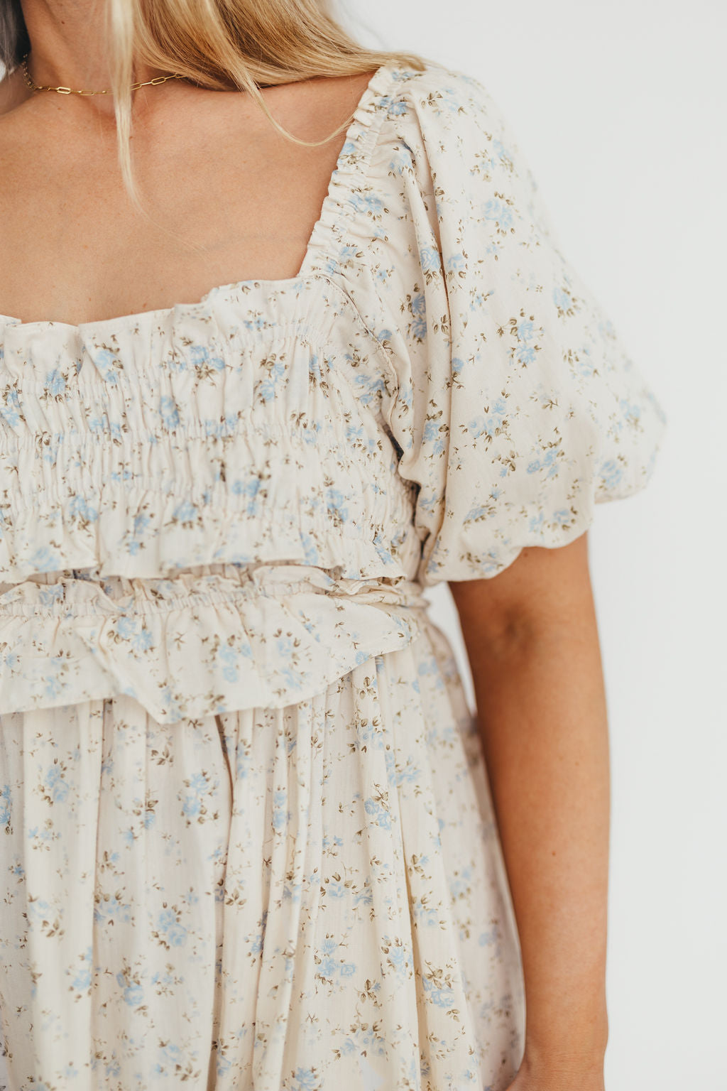 Baumwoll-Midikleid mit Rüschen und Blumenmuster in Creme/Blau – Umstands- & Stillkleid