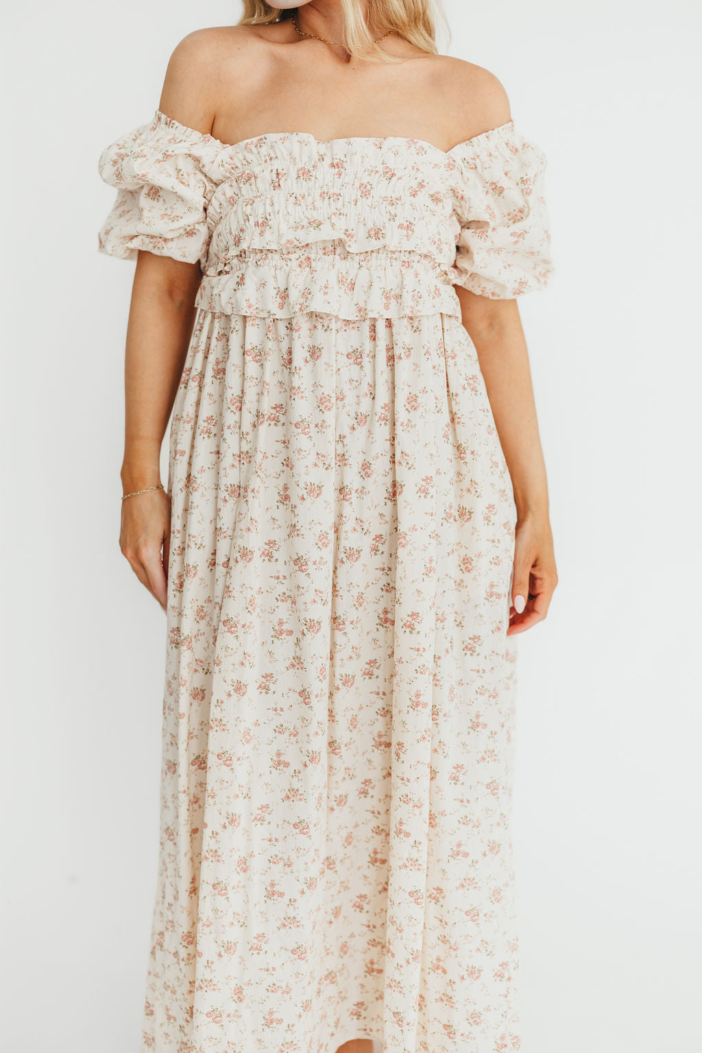 Baumwoll-Midikleid mit Rüschen und Blumenmuster in Rosa – Umstands- & Stillkleid