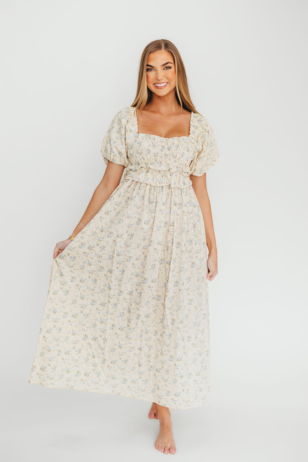 Baumwoll-Midikleid mit Rüschen und Blumenmuster in Creme/Blau – Umstands- & Stillkleid