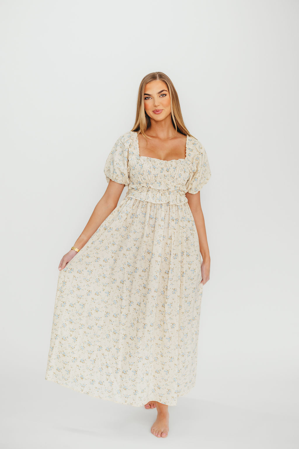 Baumwoll-Midikleid mit Rüschen und Blumenmuster in Creme/Blau – Umstands- & Stillkleid