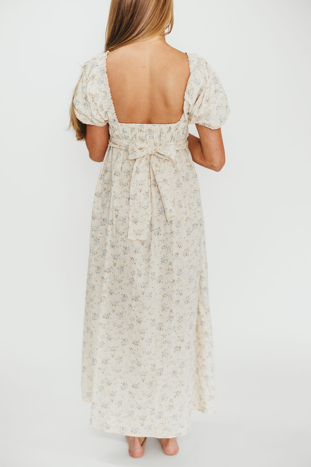 Baumwoll-Midikleid mit Rüschen und Blumenmuster in Creme/Blau – Umstands- & Stillkleid