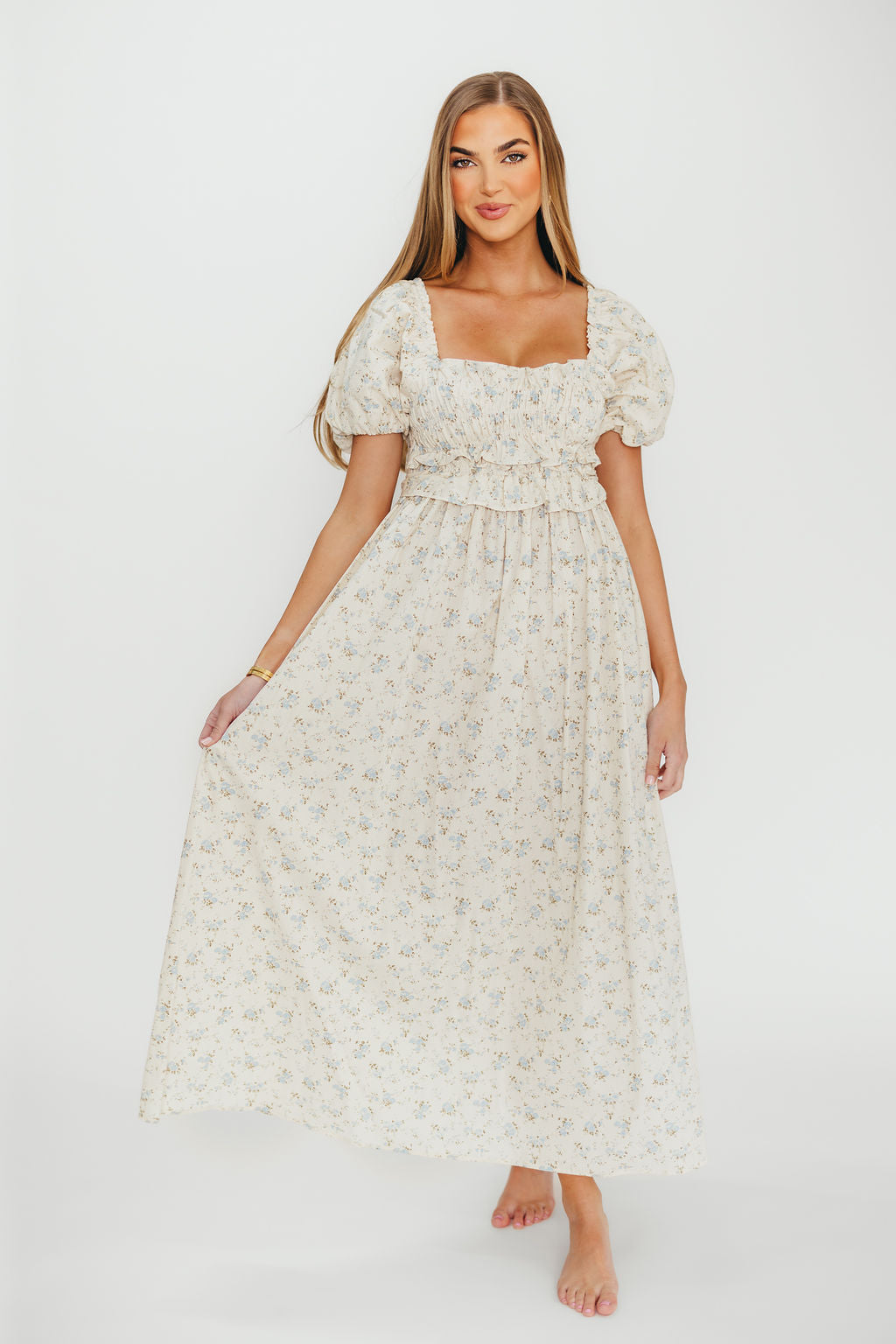 Baumwoll-Midikleid mit Rüschen und Blumenmuster in Creme/Blau – Umstands- & Stillkleid