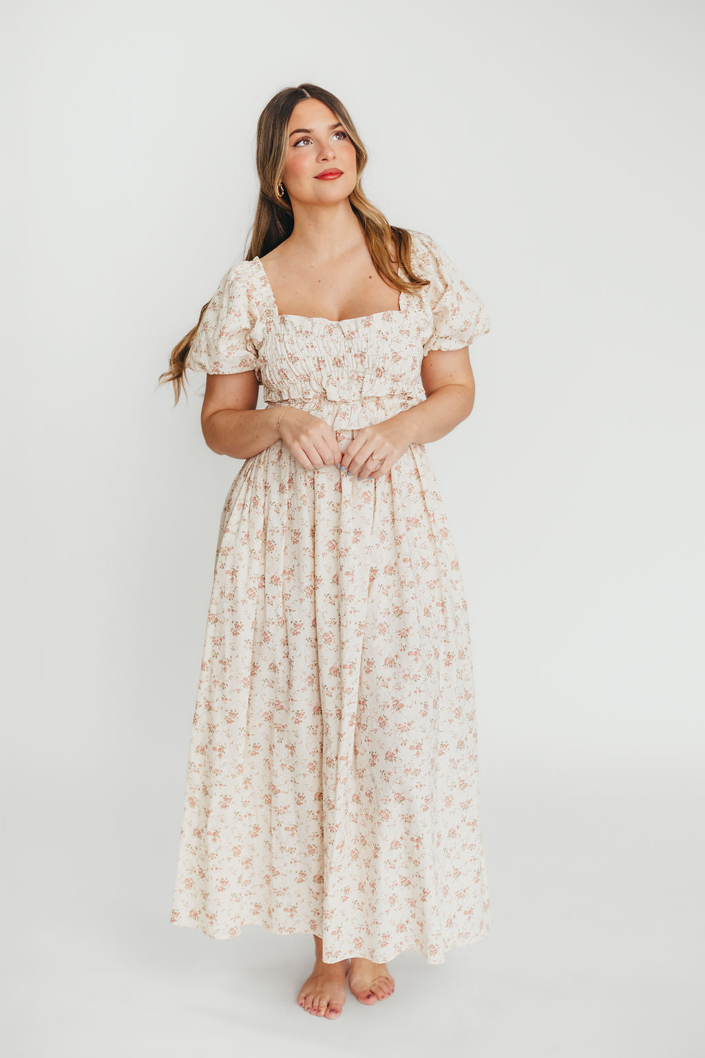 Baumwoll-Midikleid mit Rüschen und Blumenmuster in Rosa – Umstands- & Stillkleid