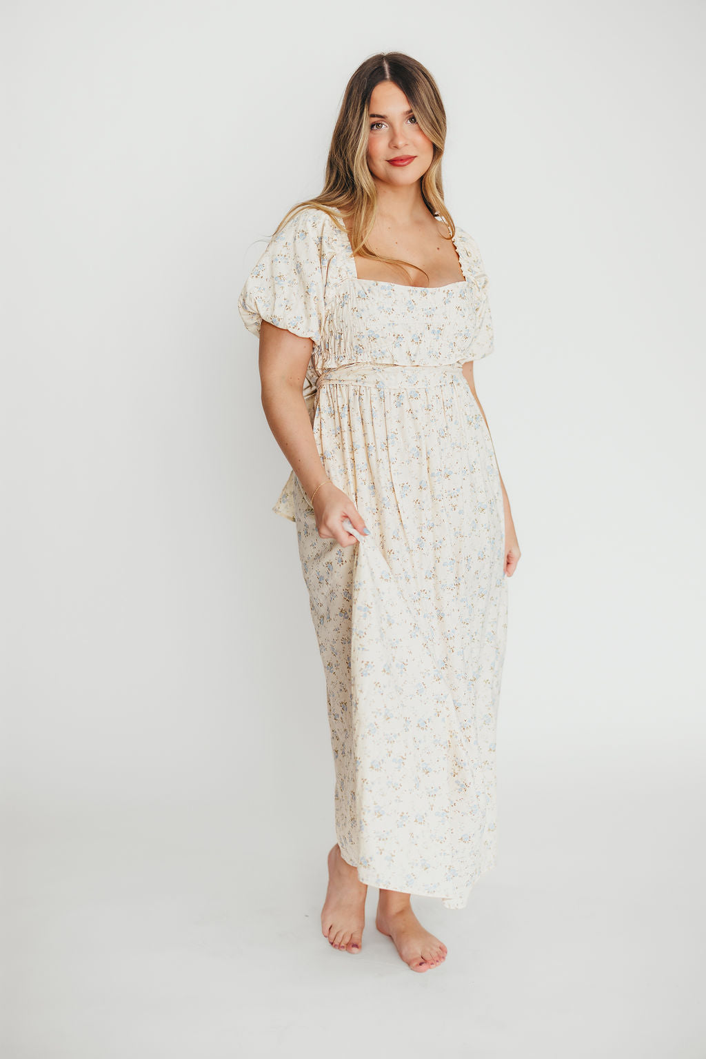 Baumwoll-Midikleid mit Rüschen und Blumenmuster in Creme/Blau – Umstands- & Stillkleid