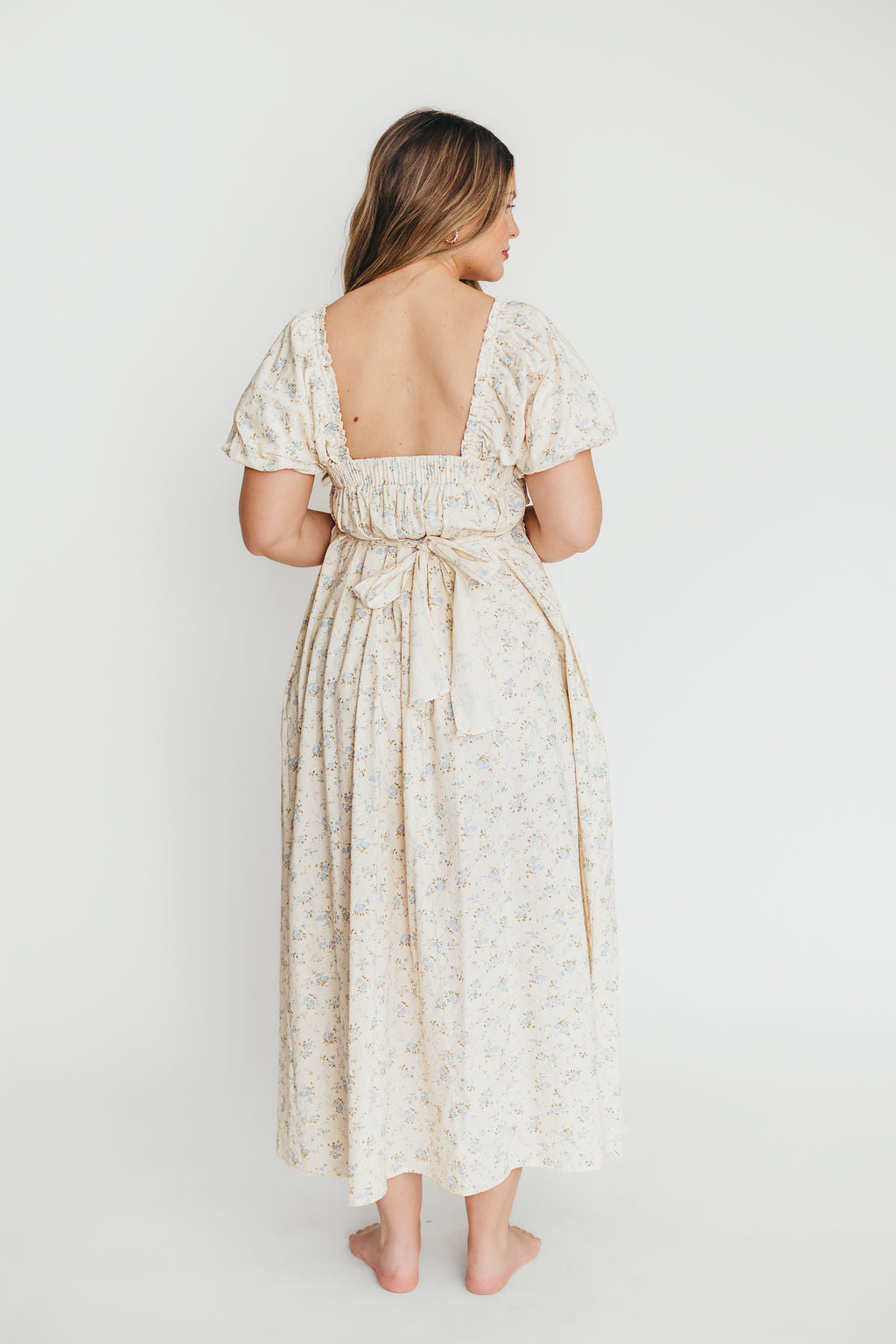 Baumwoll-Midikleid mit Rüschen und Blumenmuster in Creme/Blau – Umstands- & Stillkleid