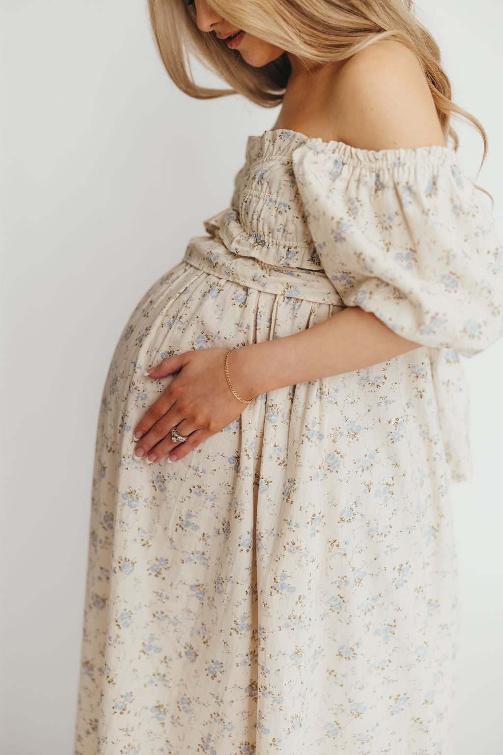 Baumwoll-Midikleid mit Rüschen und Blumenmuster in Creme/Blau – Umstands- & Stillkleid