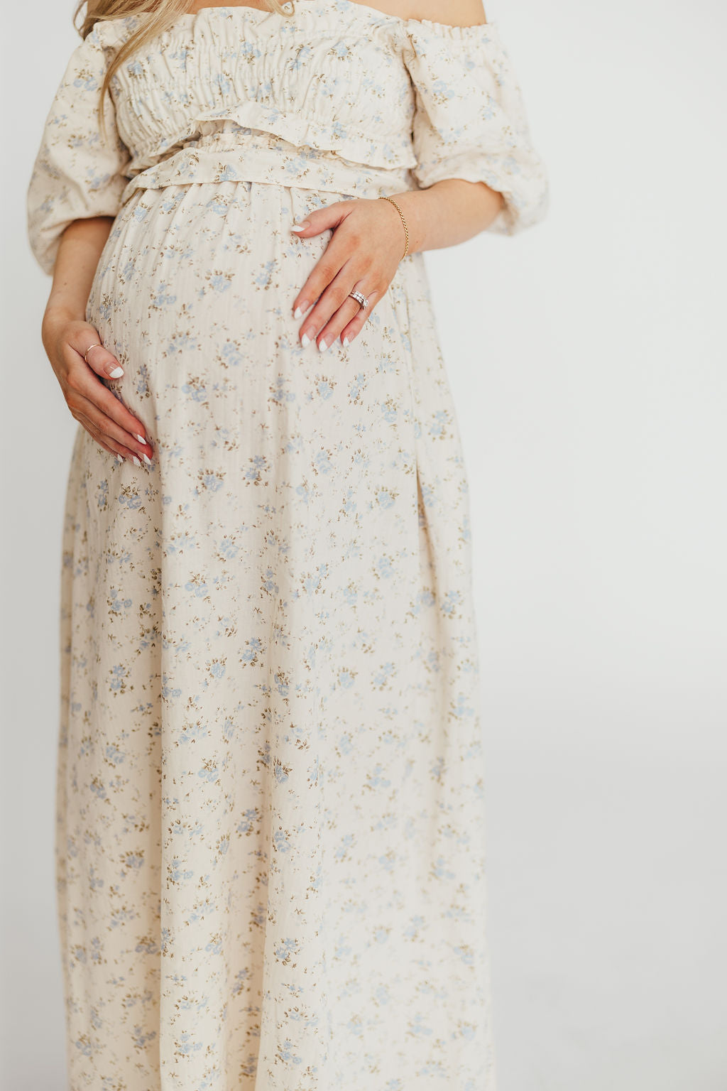 Baumwoll-Midikleid mit Rüschen und Blumenmuster in Creme/Blau – Umstands- & Stillkleid