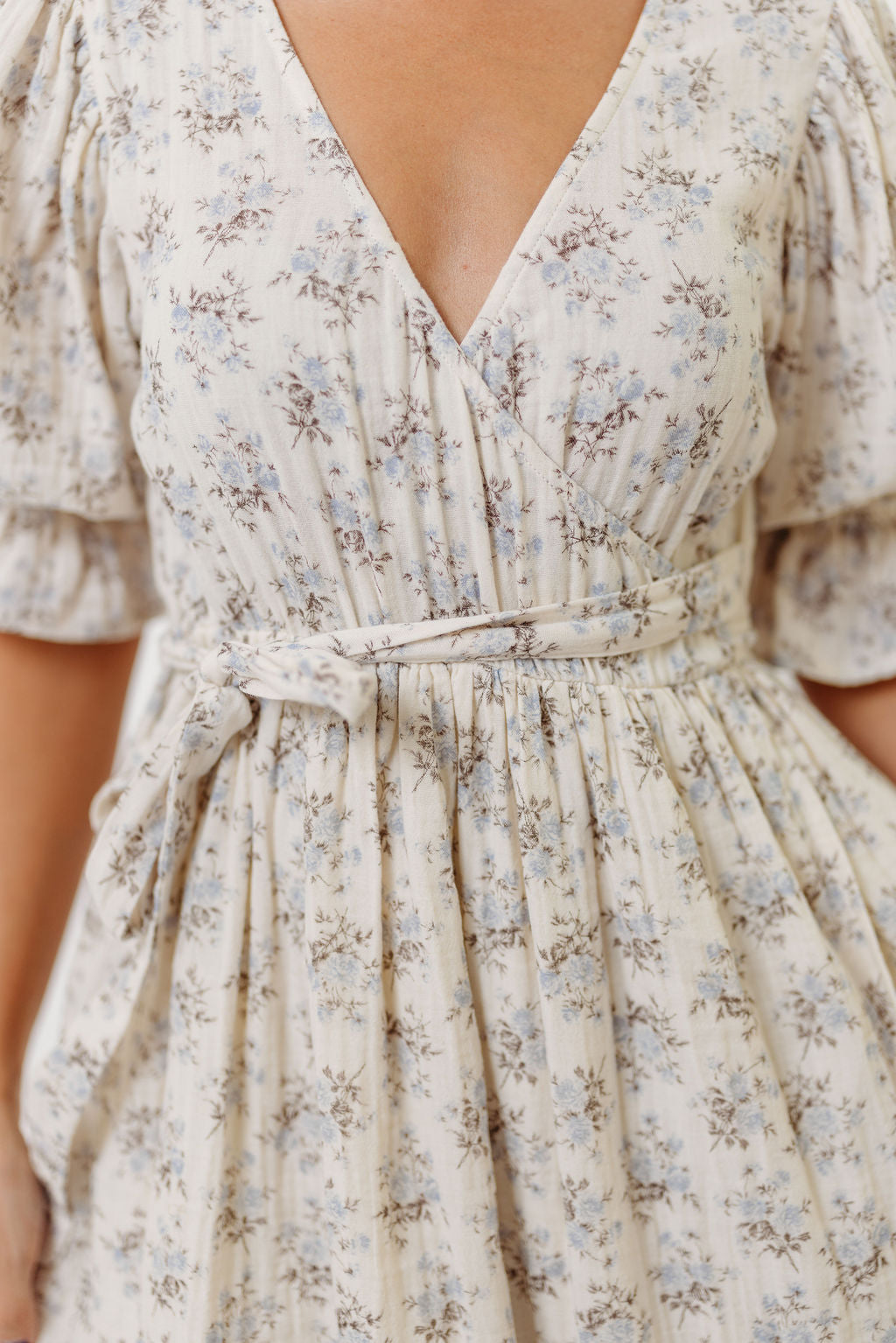 Baumwoll-Maxikleid mit Blumenmuster & Bindegürtel – Umstands- & Stillkleid