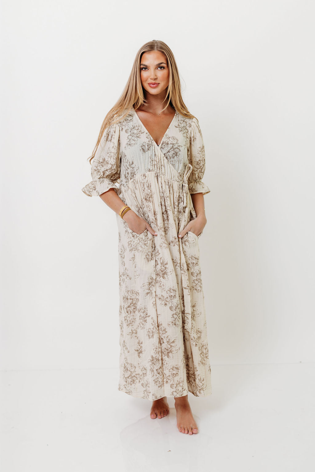 Baumwoll-Maxikleid mit Blumenmuster in Braun – Umstands- & Stillkleid