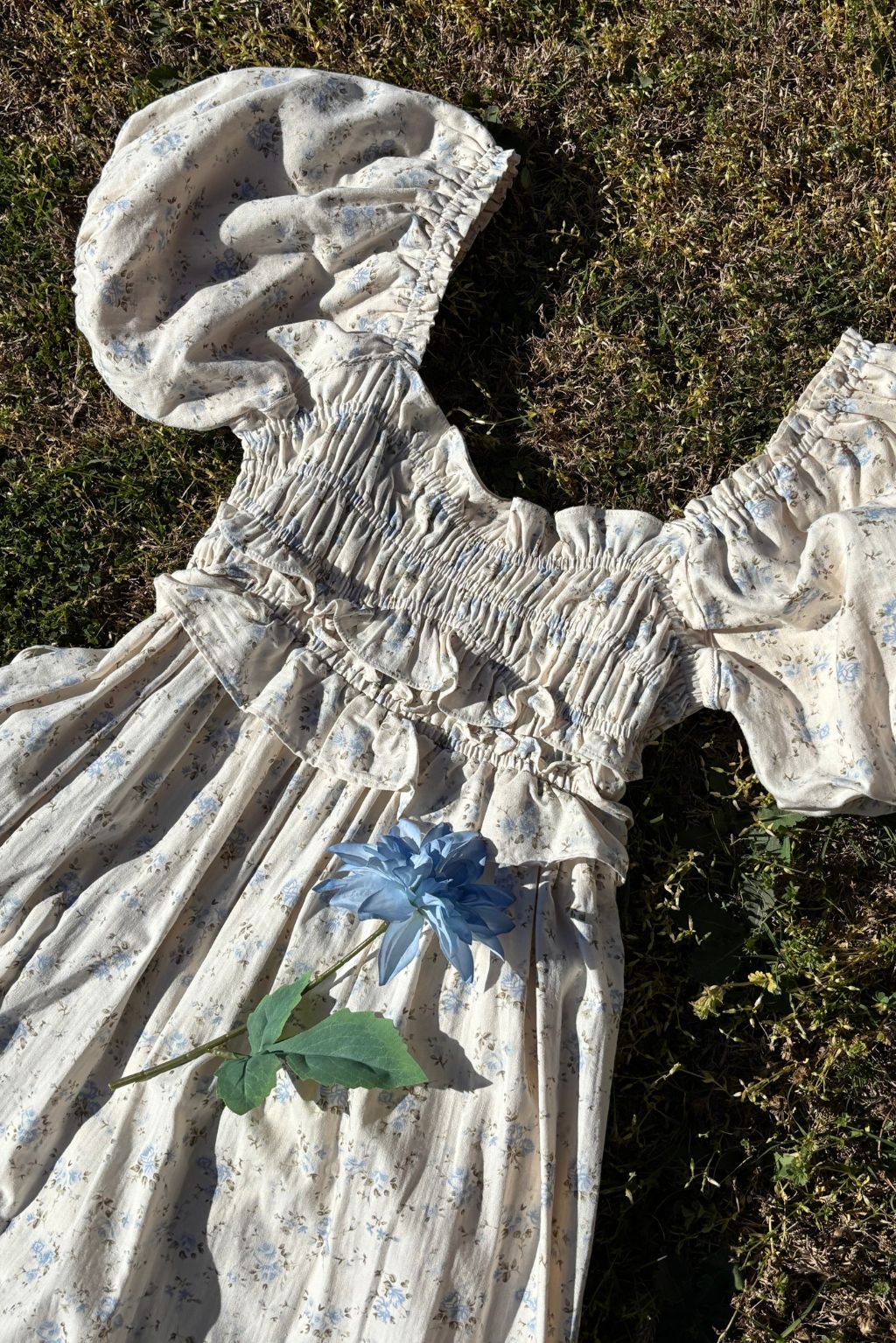 Baumwoll-Midikleid mit Rüschen und Blumenmuster in Creme/Blau – Umstands- & Stillkleid